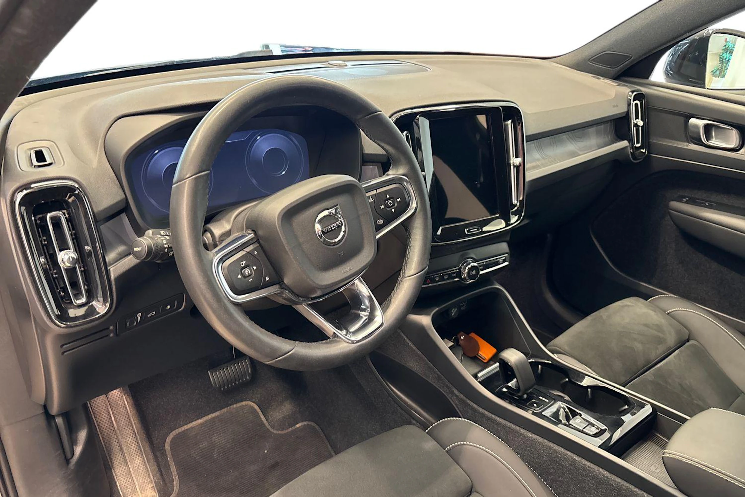Musta Volvo XC40 2023 kuva 6.