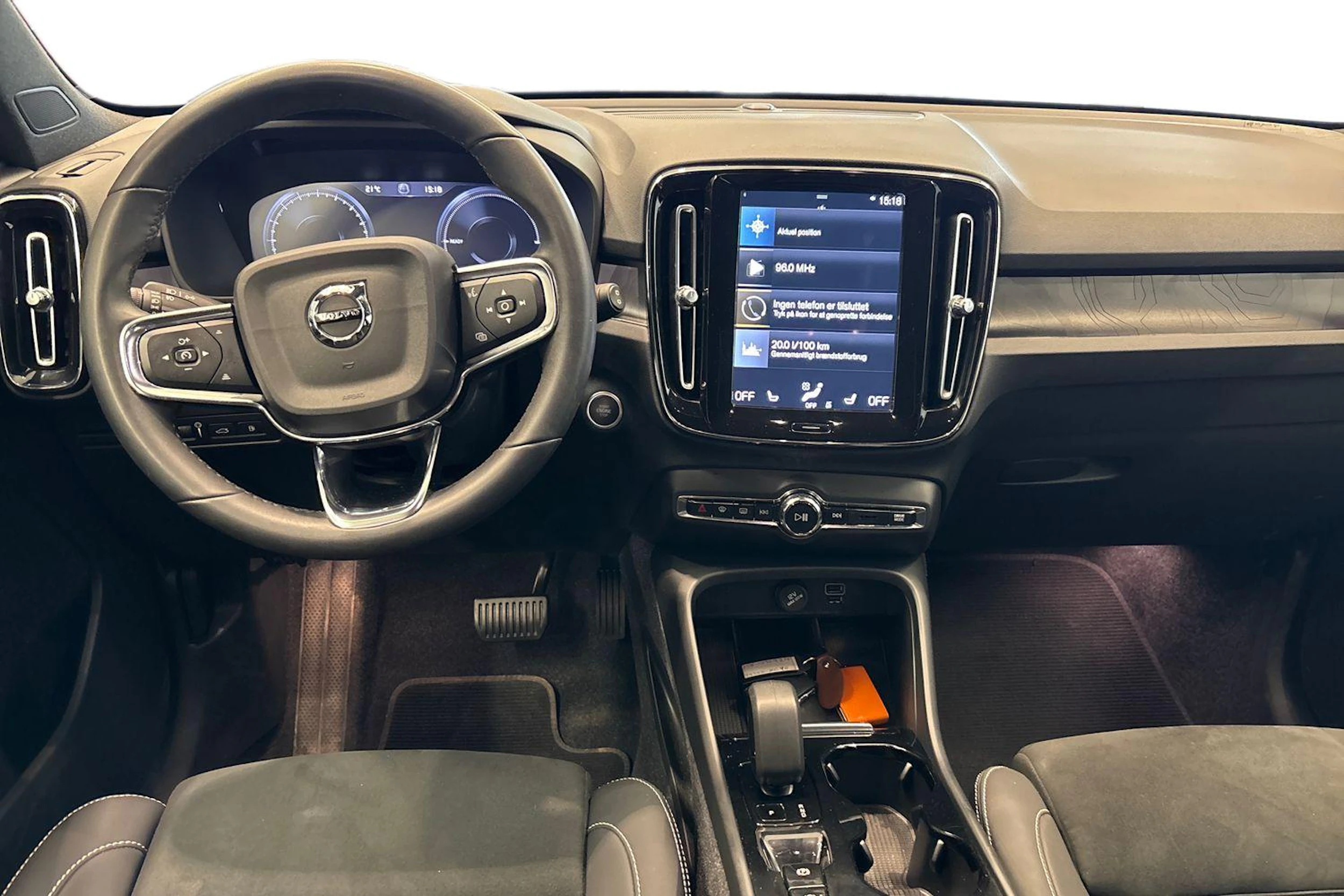Musta Volvo XC40 2023 kuva 7.