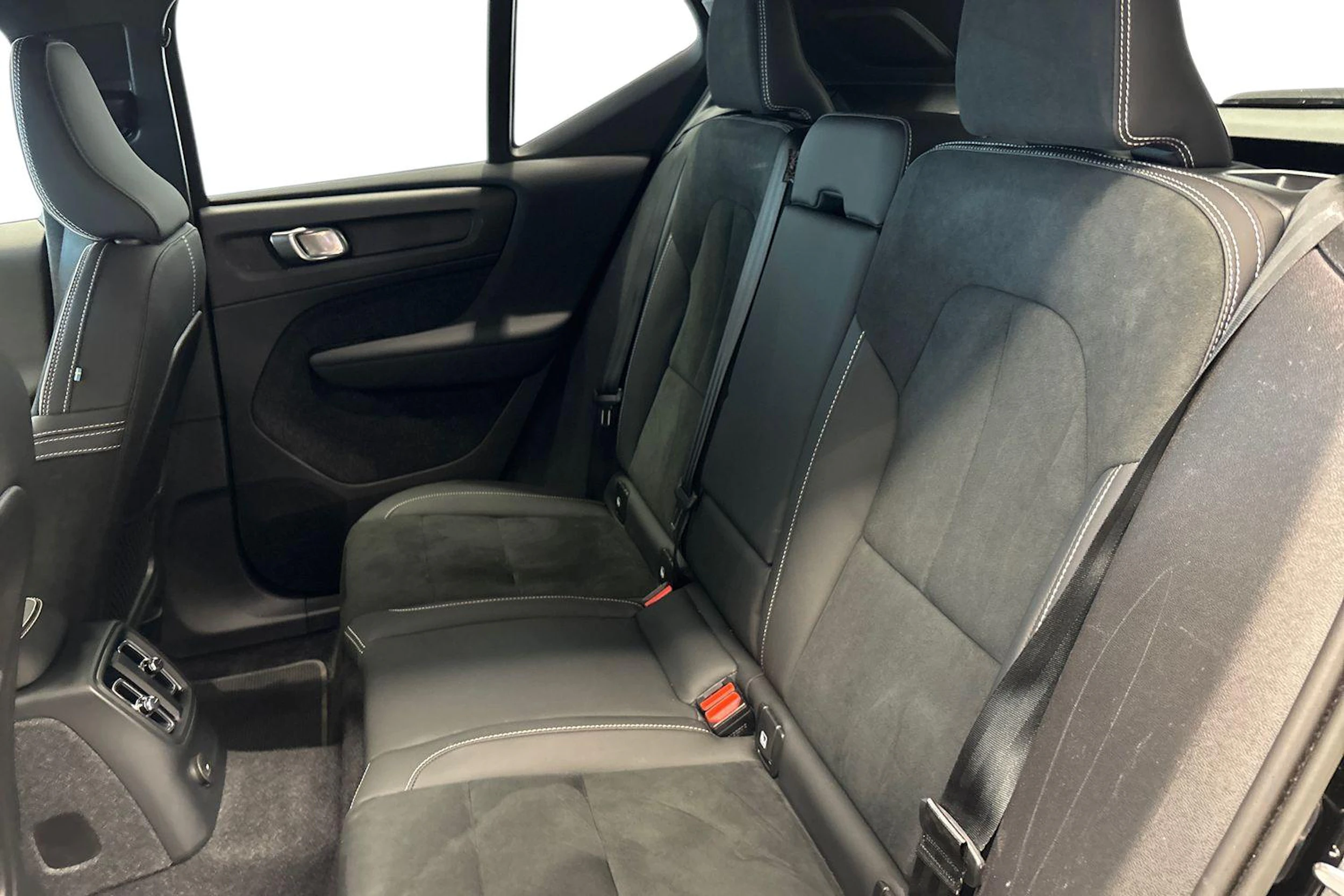 Musta Volvo XC40 2023 kuva 8.