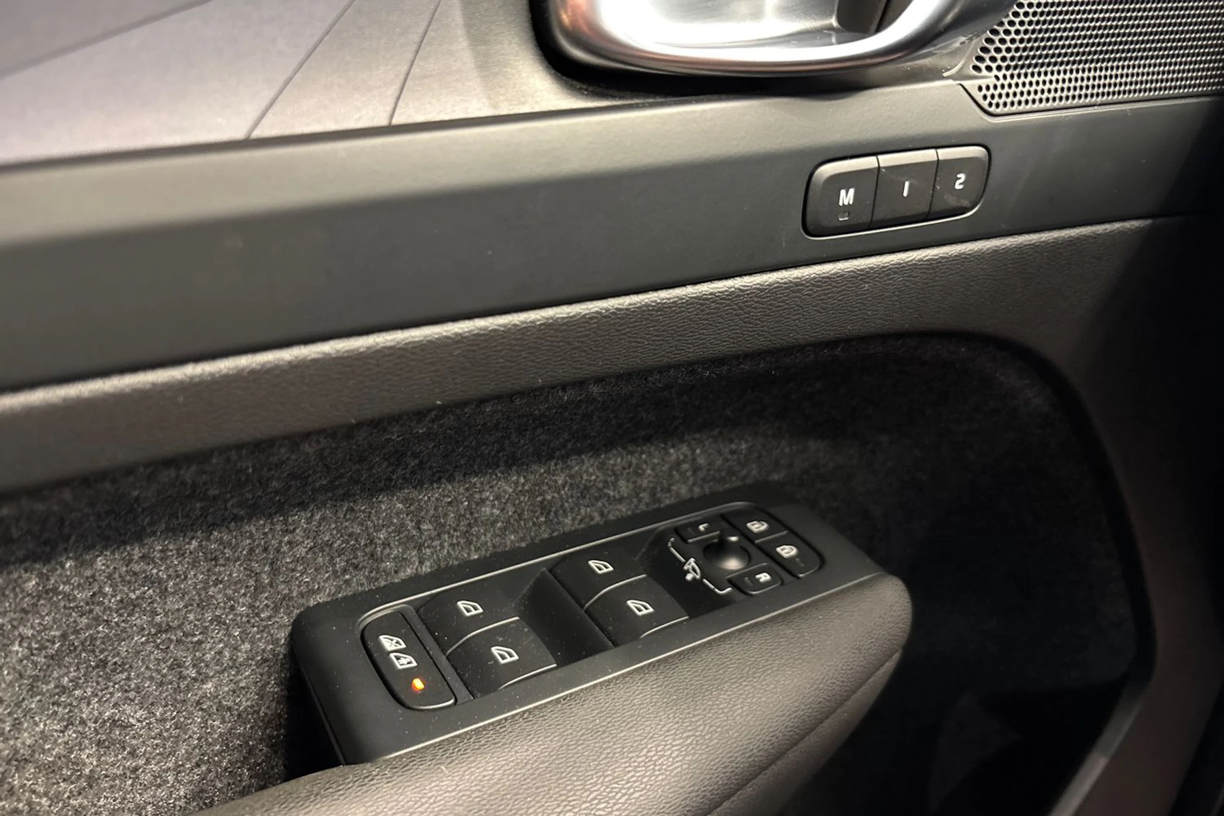 Musta Volvo XC40 2023 kuva 11.