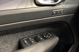 Musta Volvo XC40 2023 kuva 11.