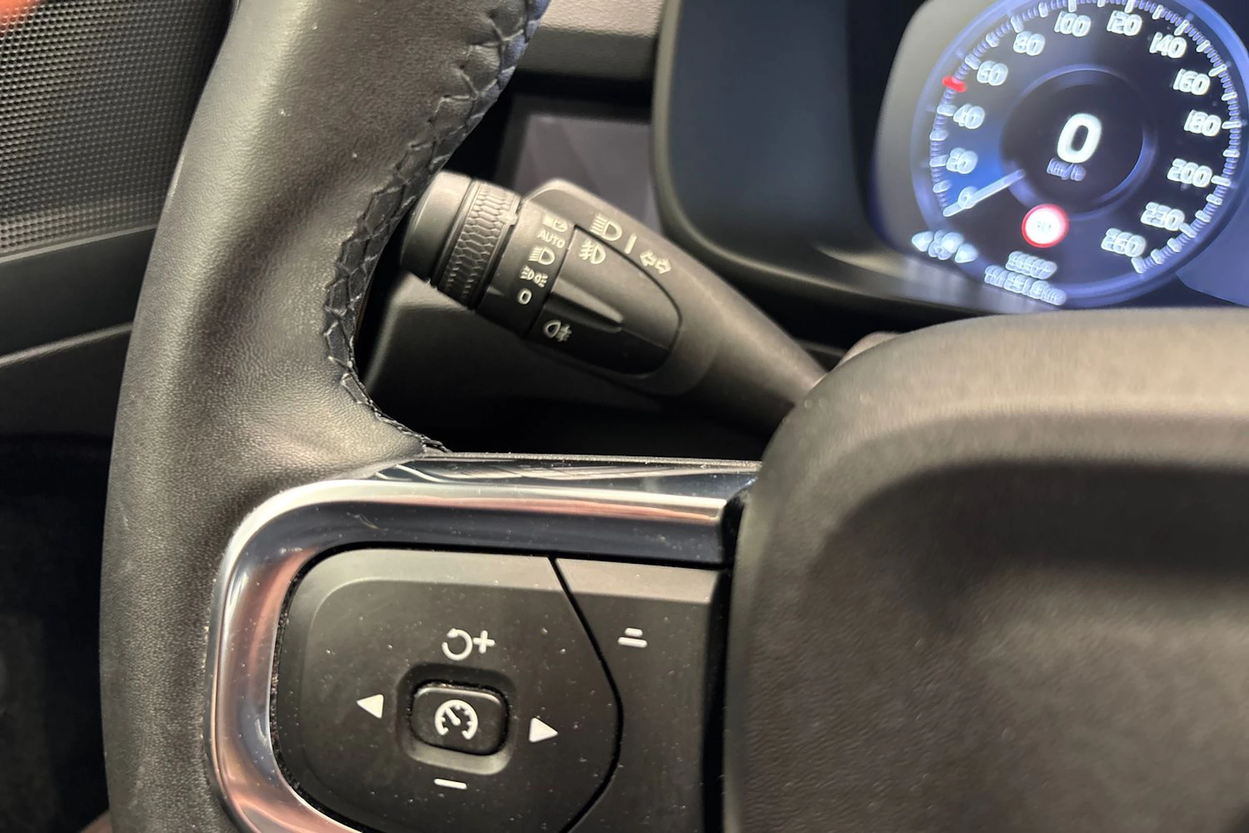 Musta Volvo XC40 2023 kuva 13.