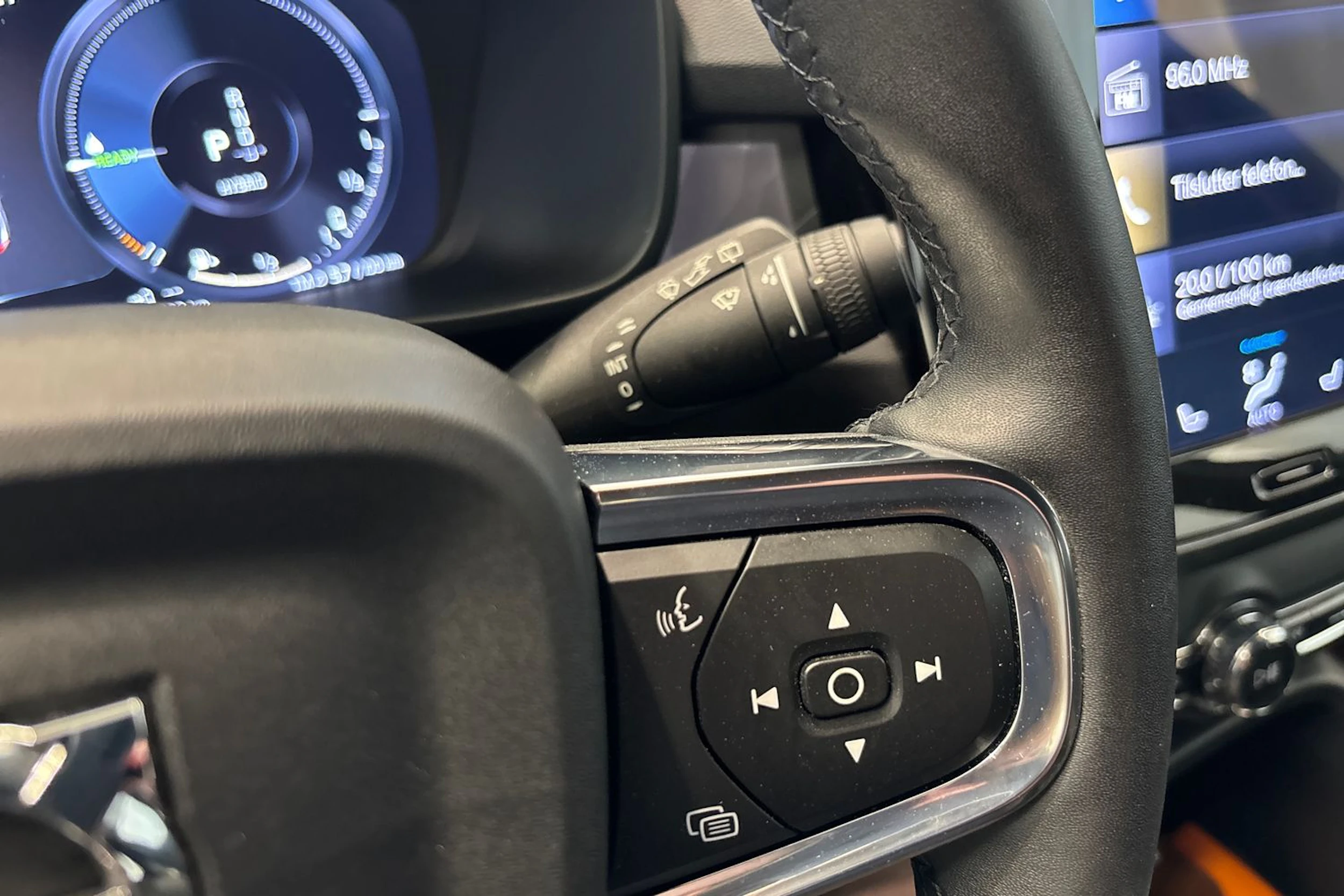 Musta Volvo XC40 2023 kuva 14.