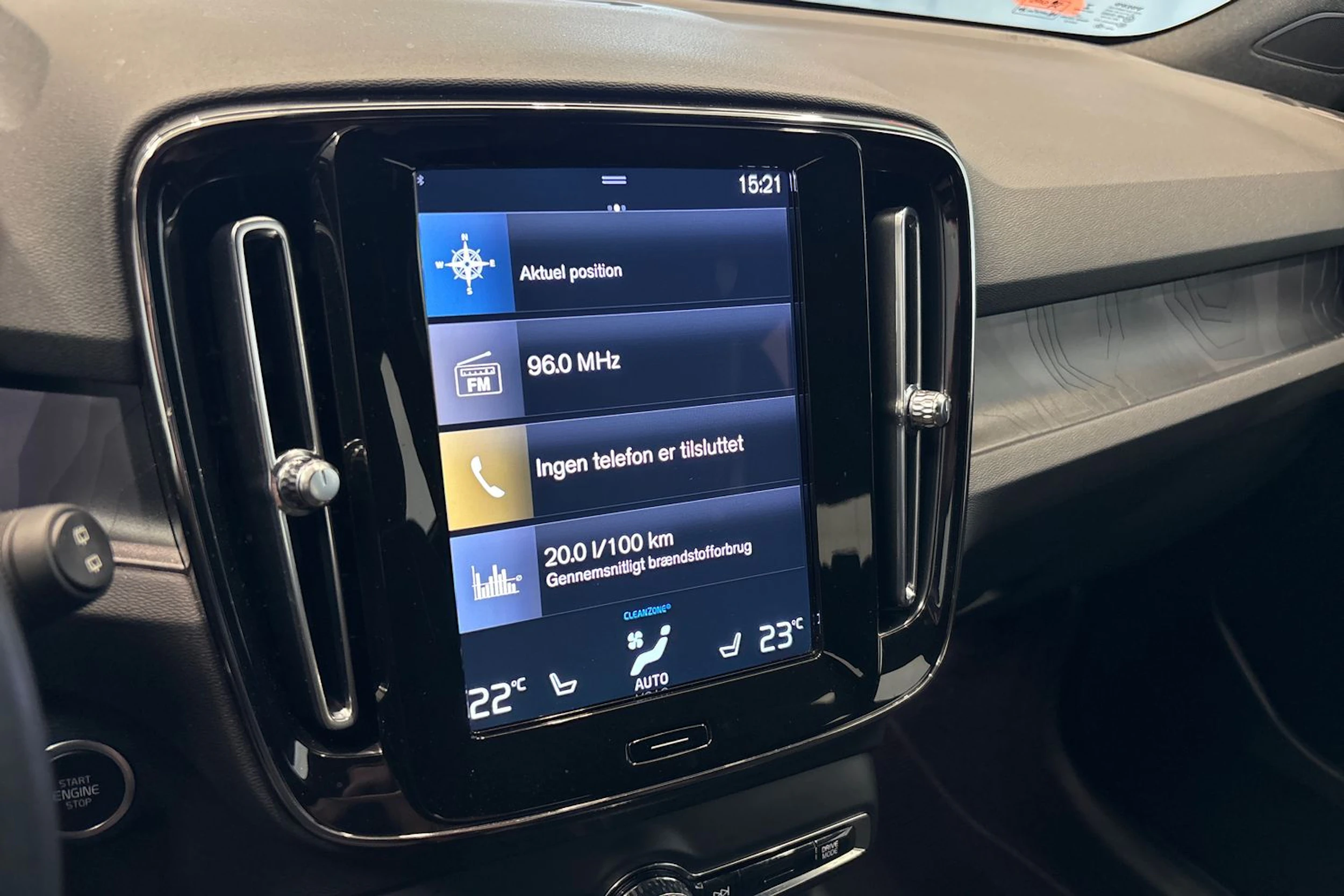 Musta Volvo XC40 2023 kuva 15.