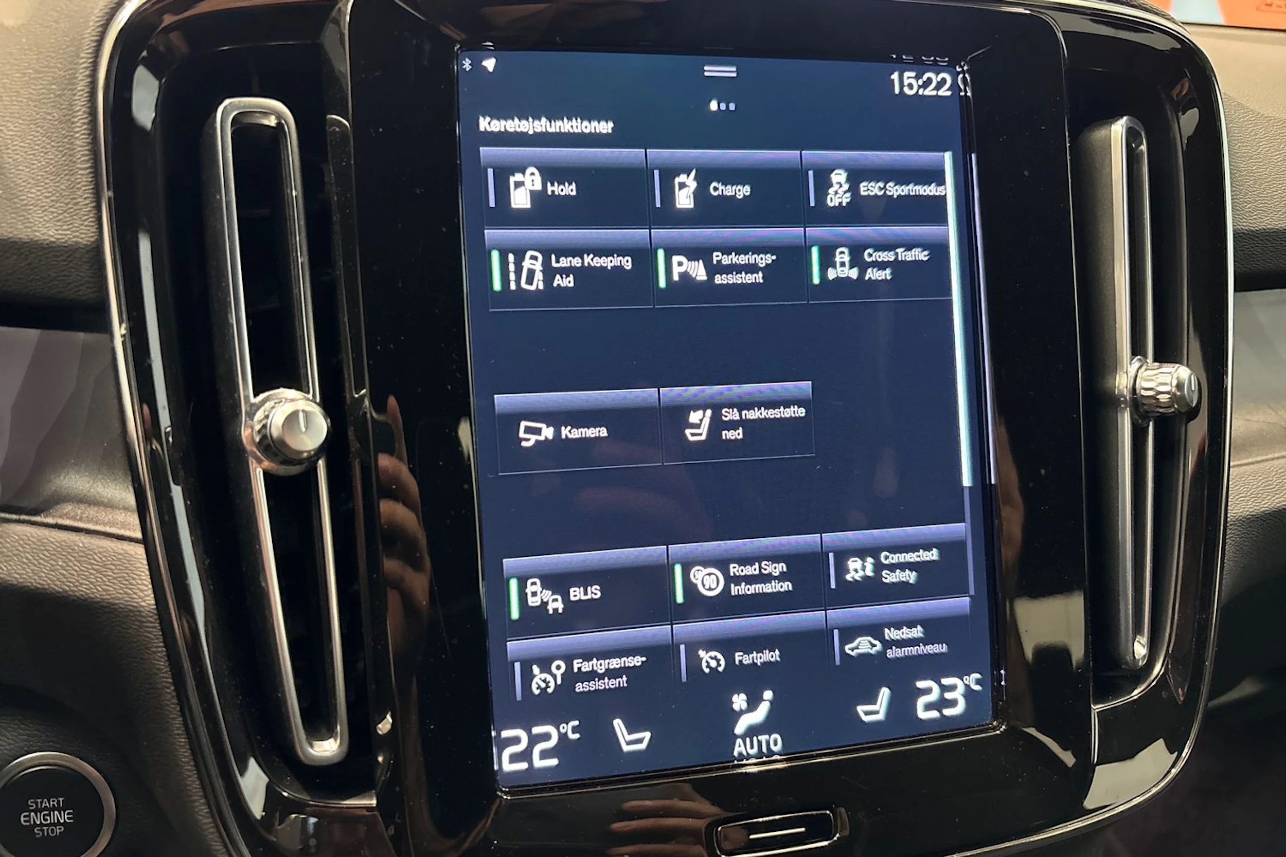 Musta Volvo XC40 2023 kuva 16.