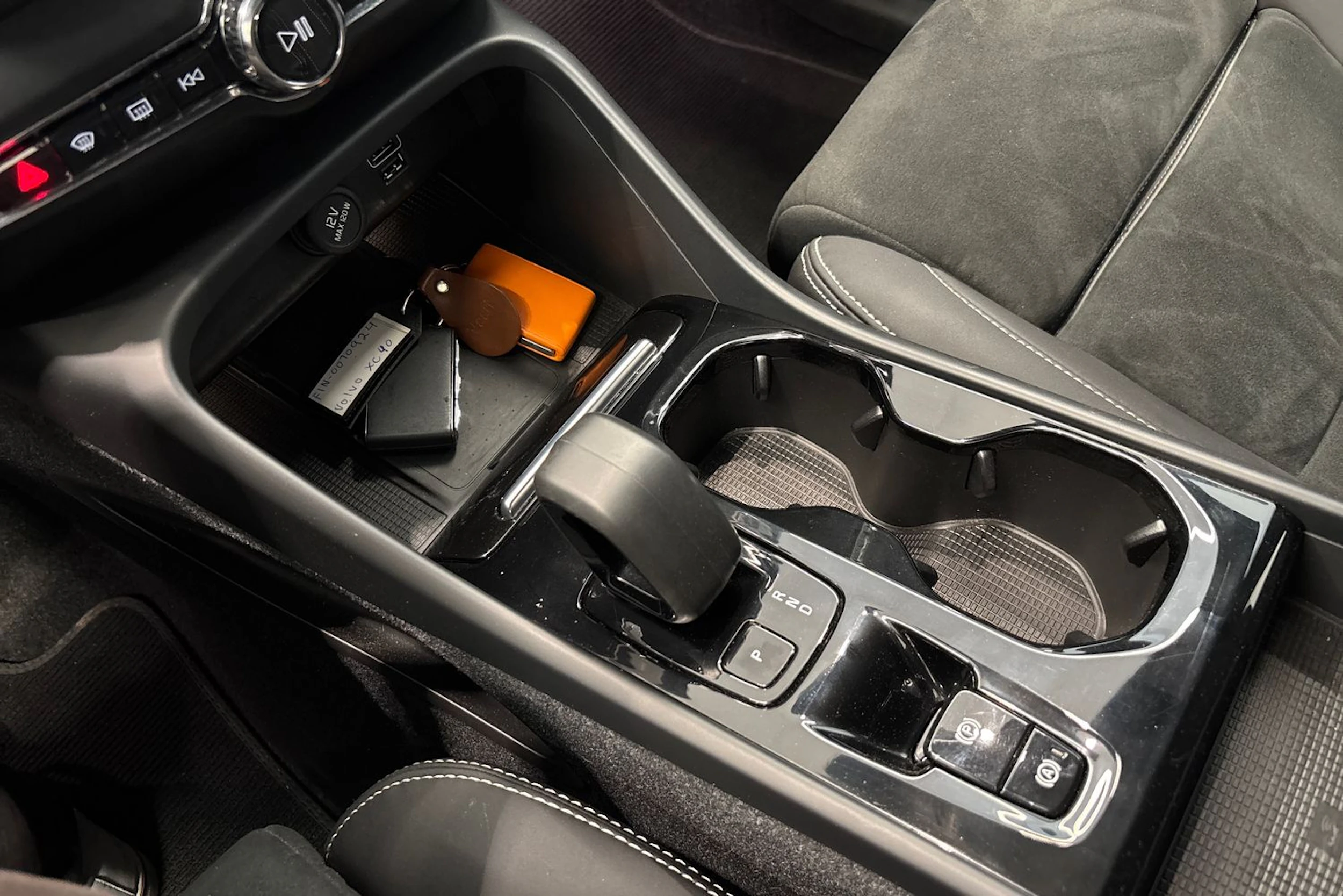 Musta Volvo XC40 2023 kuva 17.