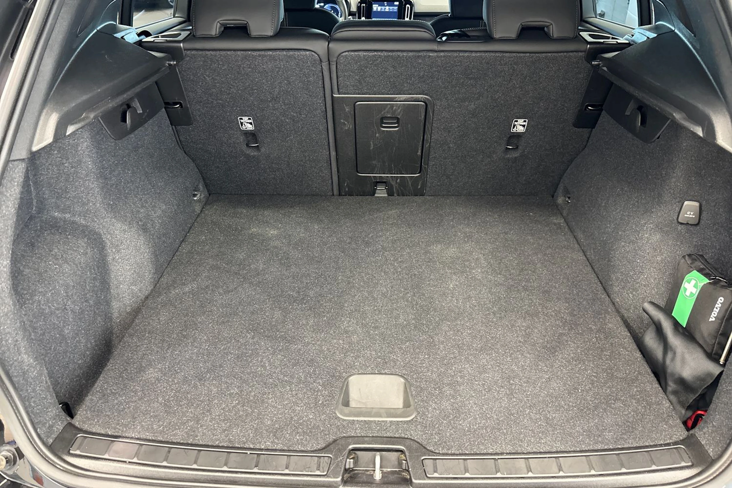 Musta Volvo XC40 2023 kuva 19.