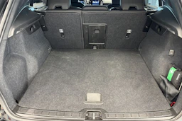 Musta Volvo XC40 2023 kuva 19.