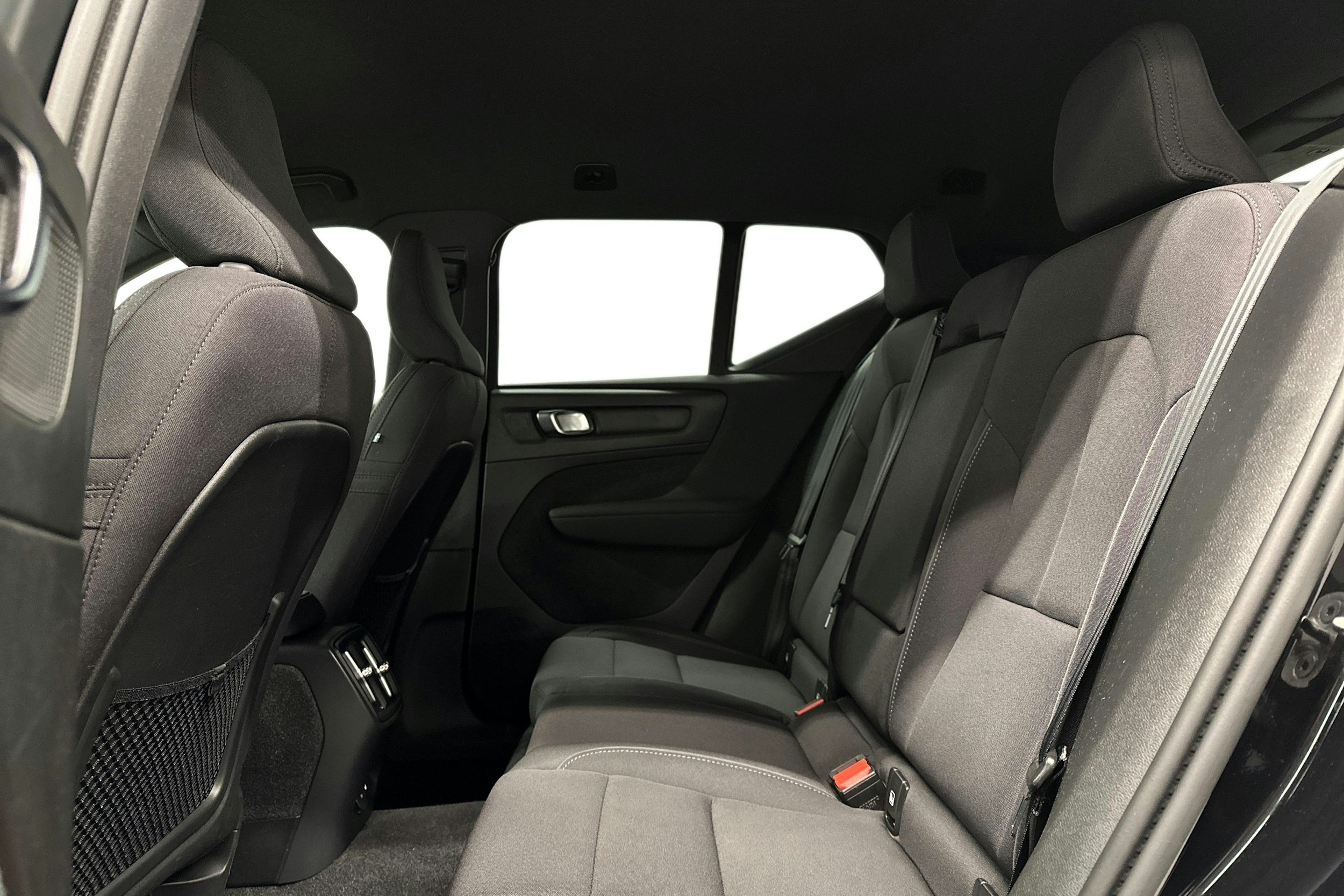 musta Volvo XC40 2023 kuva 10.