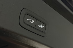 musta Volvo XC40 2023 kuva 15.