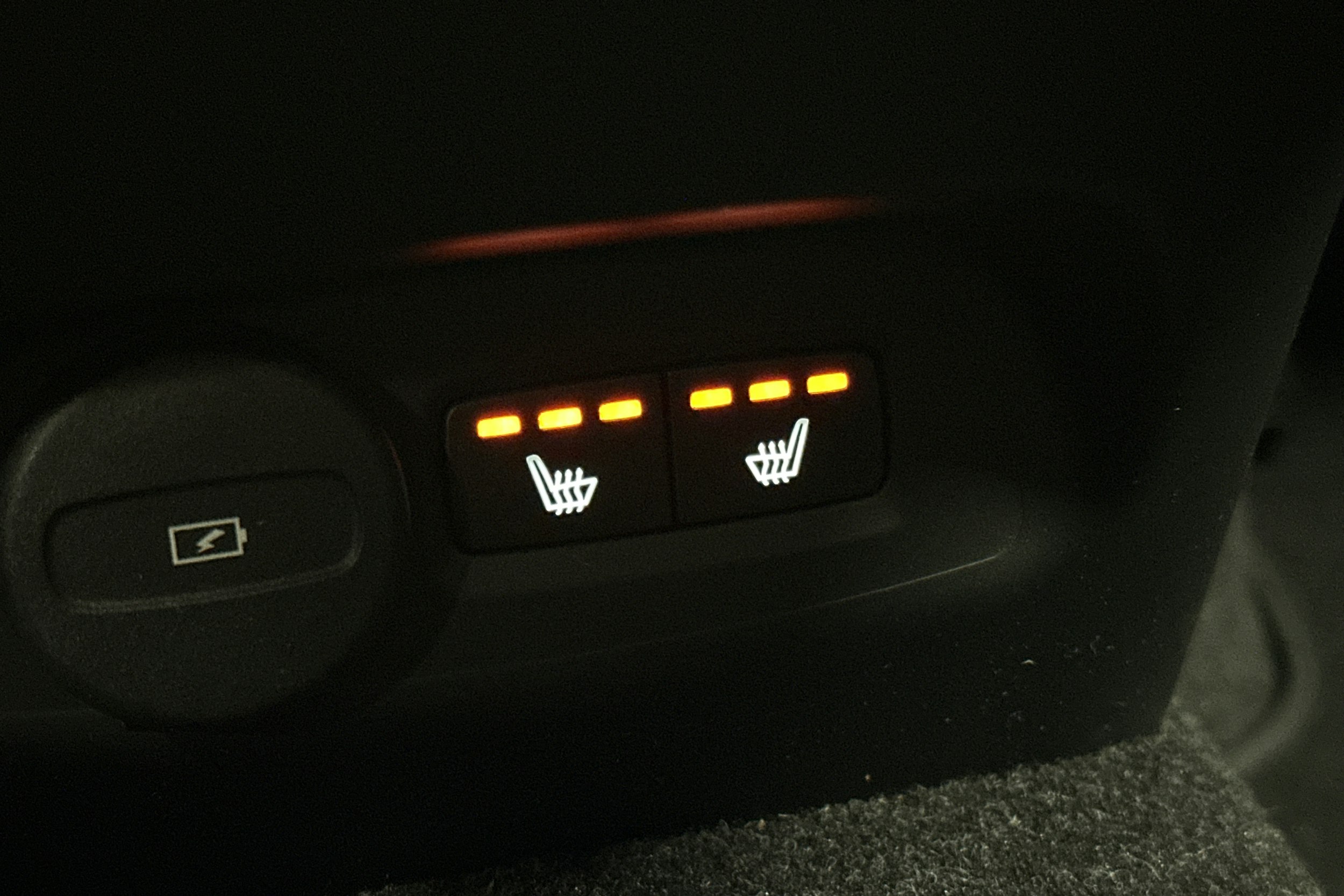 musta Volvo XC40 2023 kuva 16.