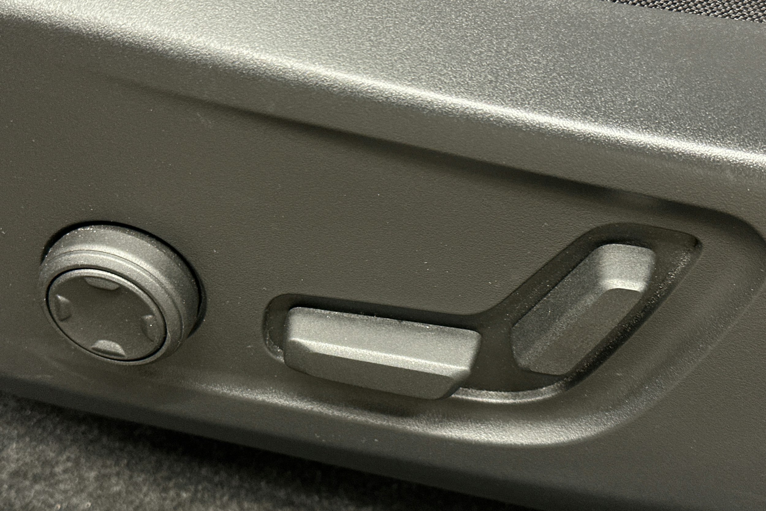 musta Volvo XC40 2023 kuva 18.