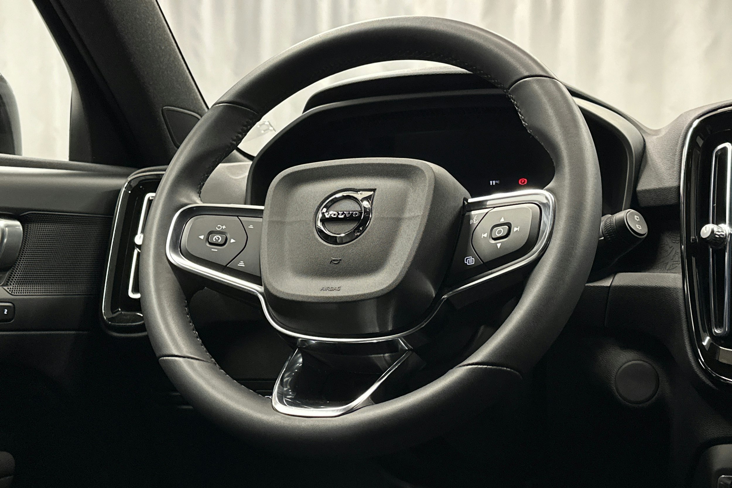 musta Volvo XC40 2023 kuva 20.