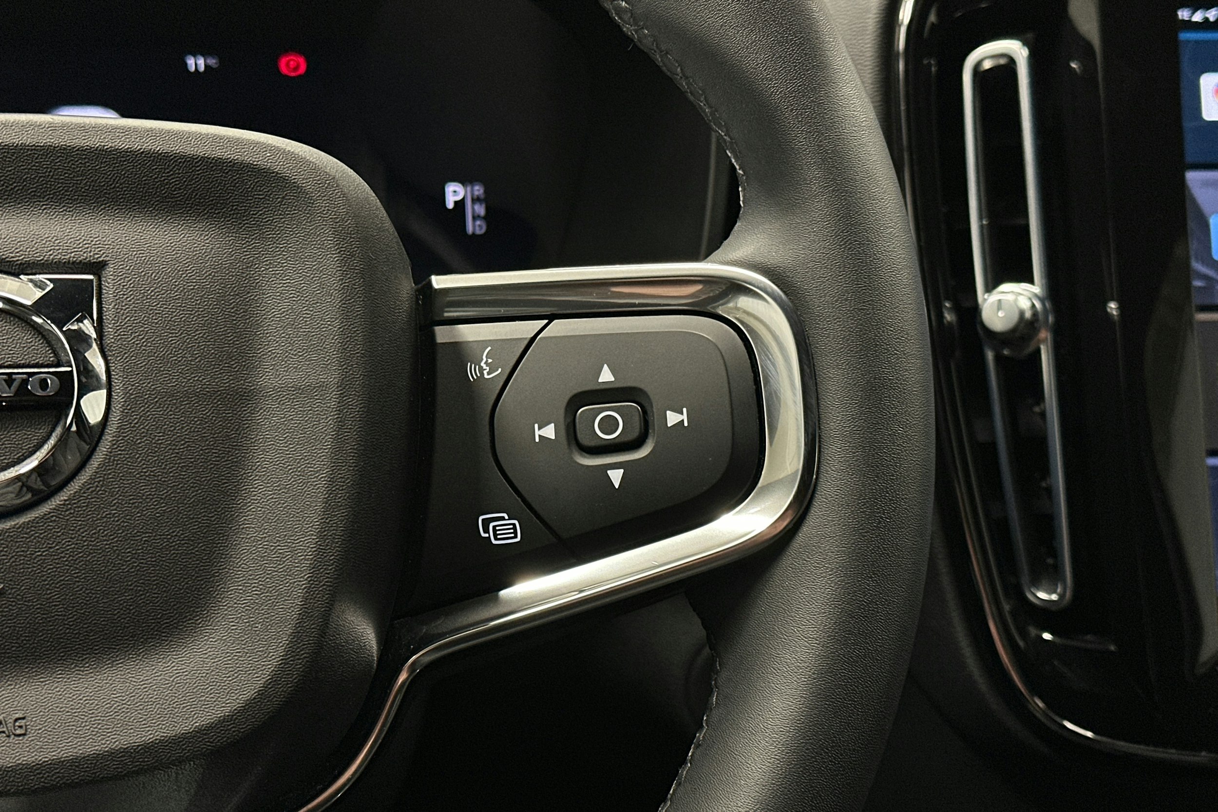 musta Volvo XC40 2023 kuva 22.