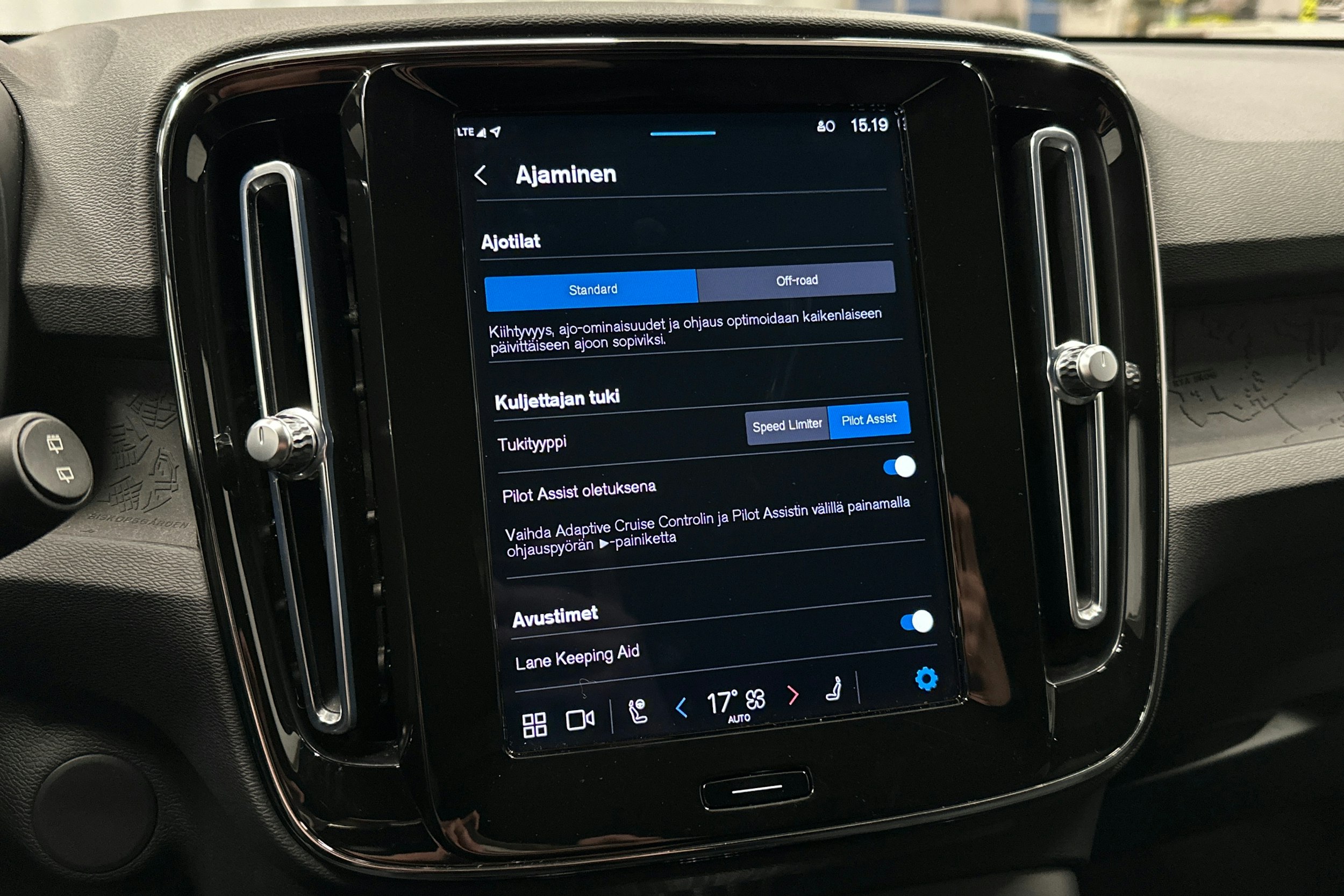 musta Volvo XC40 2023 kuva 25.