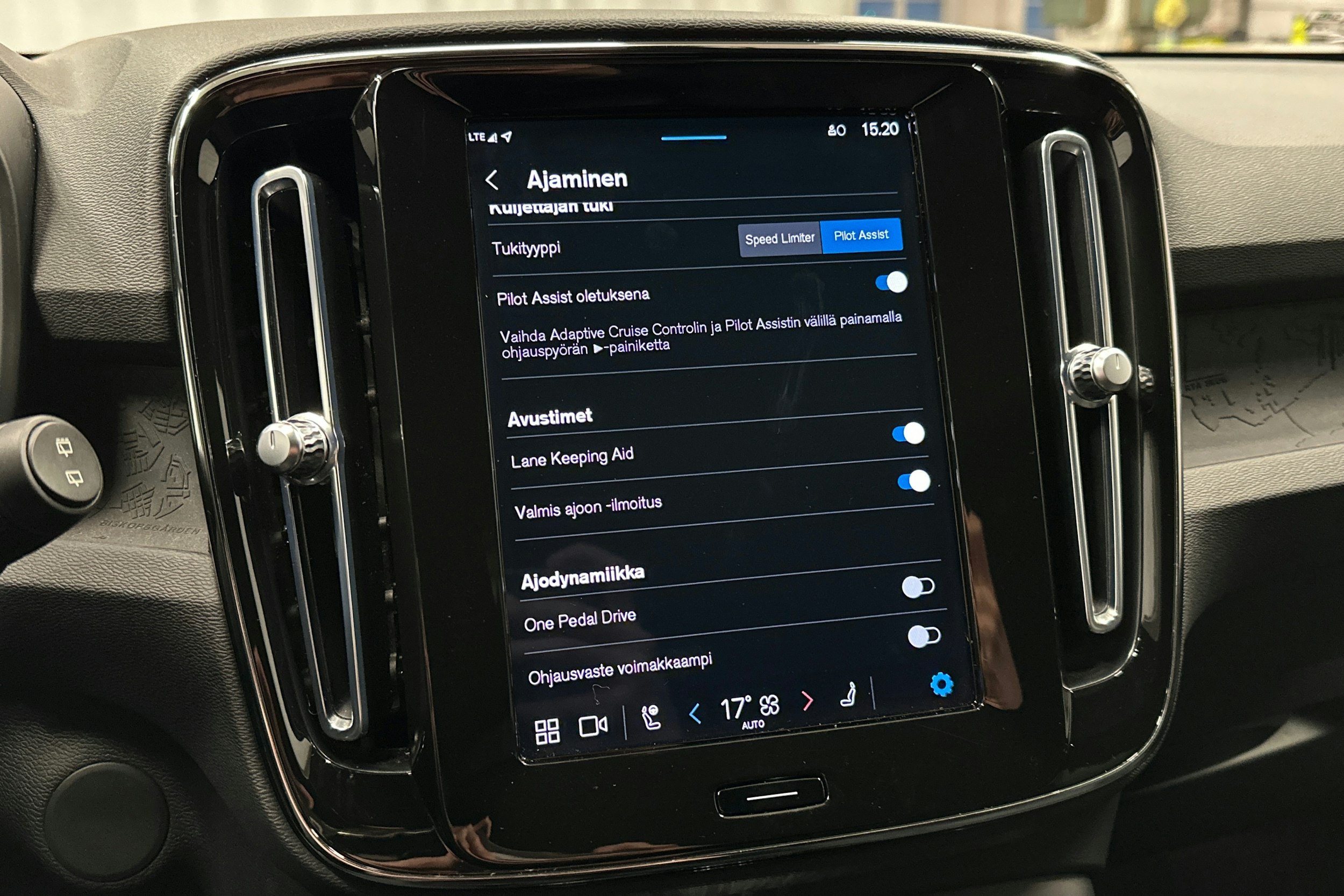 musta Volvo XC40 2023 kuva 26.