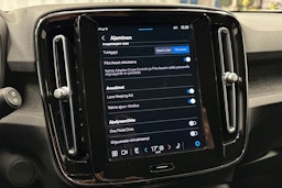 musta Volvo XC40 2023 kuva 26.