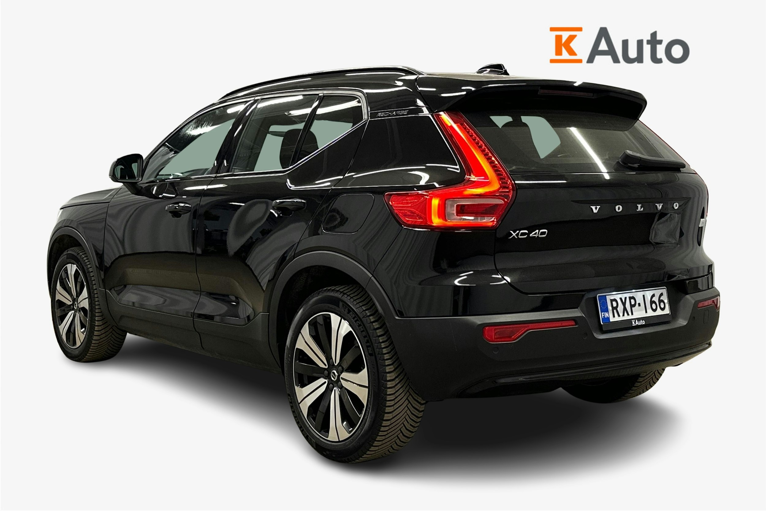 musta Volvo XC40 2023 kuva 2.