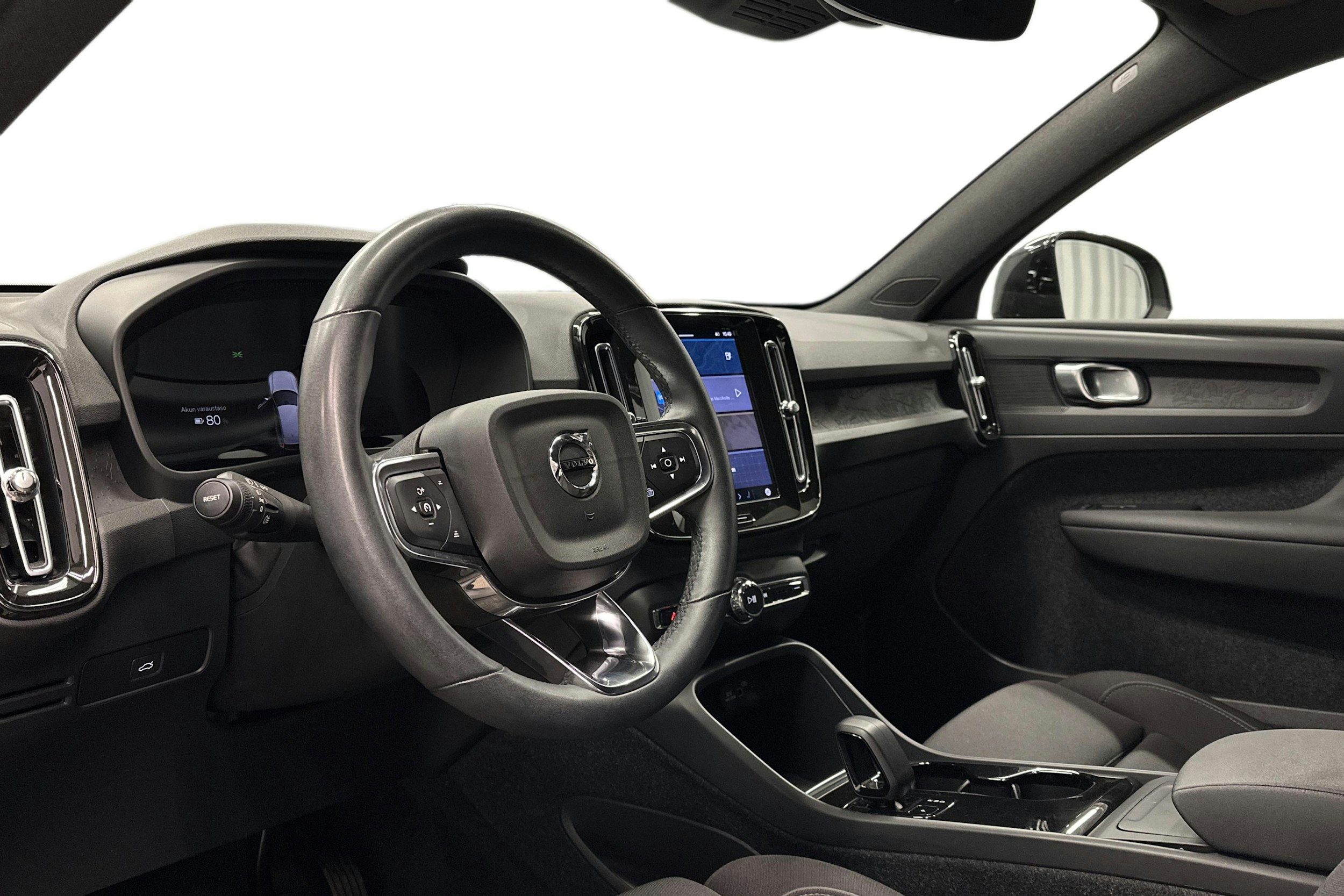 musta Volvo XC40 2023 kuva 7.