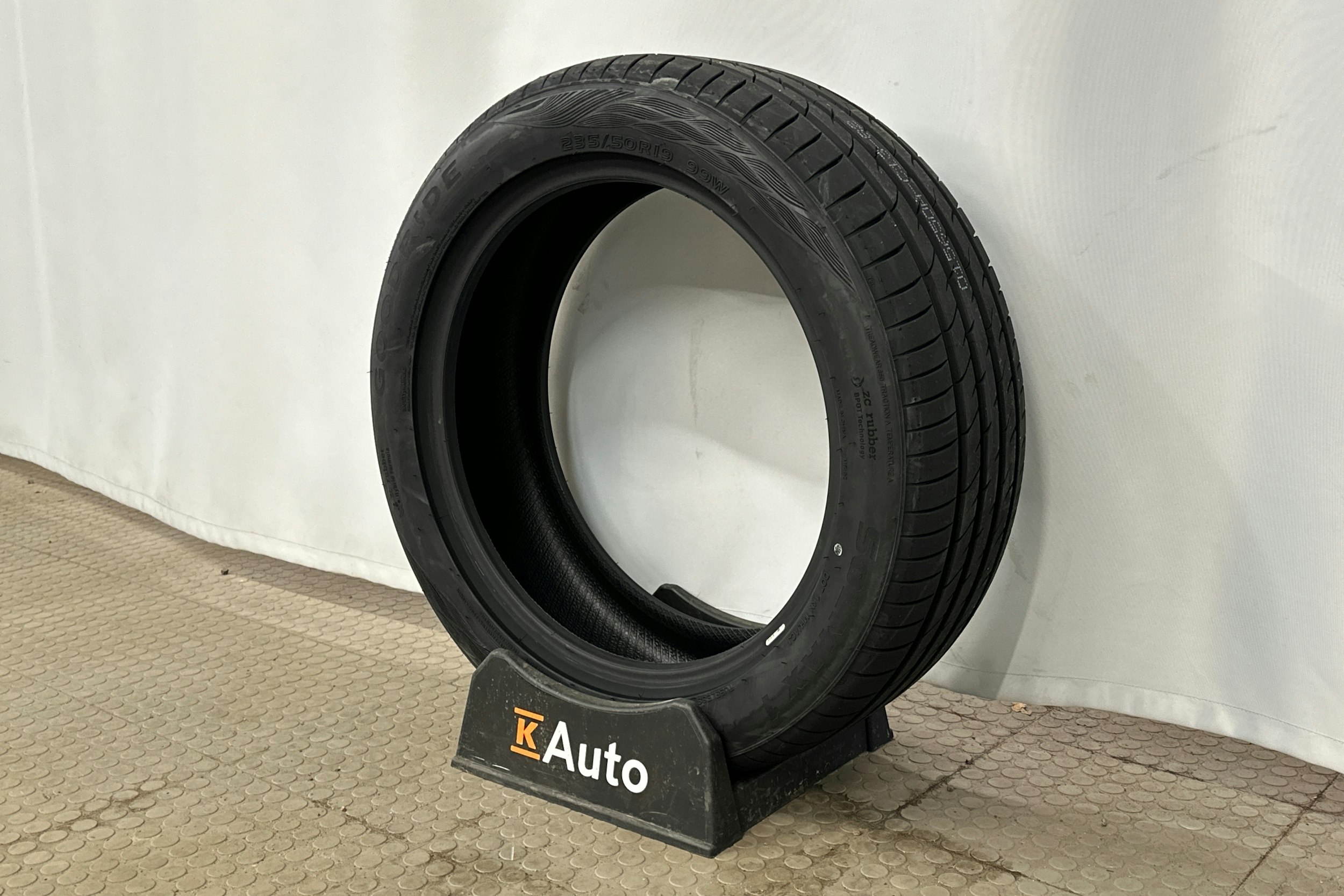 musta Volvo XC40 2023 kuva 13.