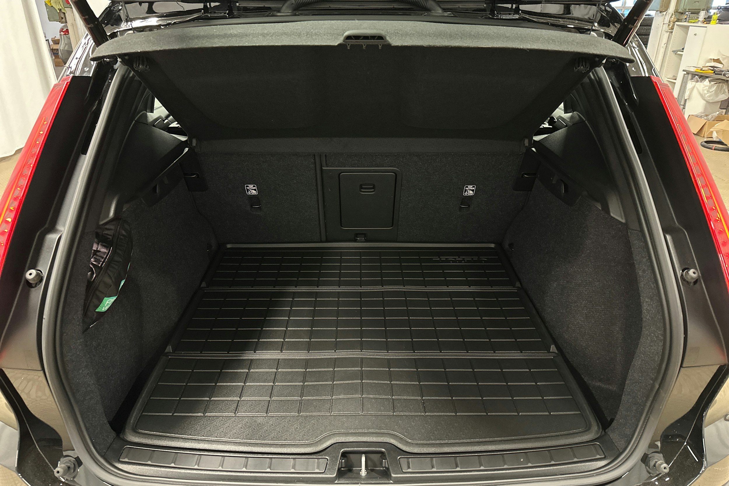 musta Volvo XC40 2023 kuva 14.