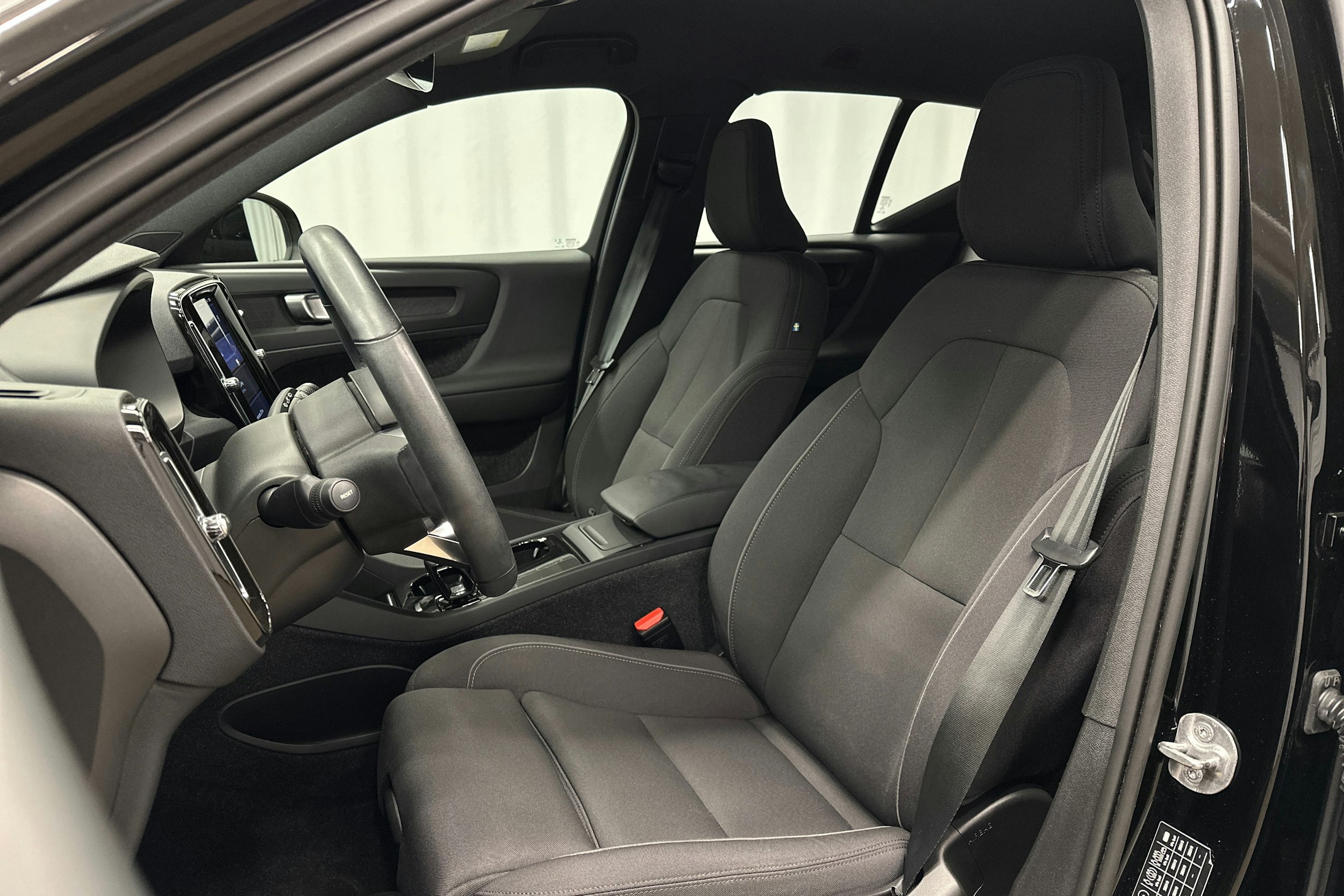 musta Volvo XC40 2023 kuva 16.