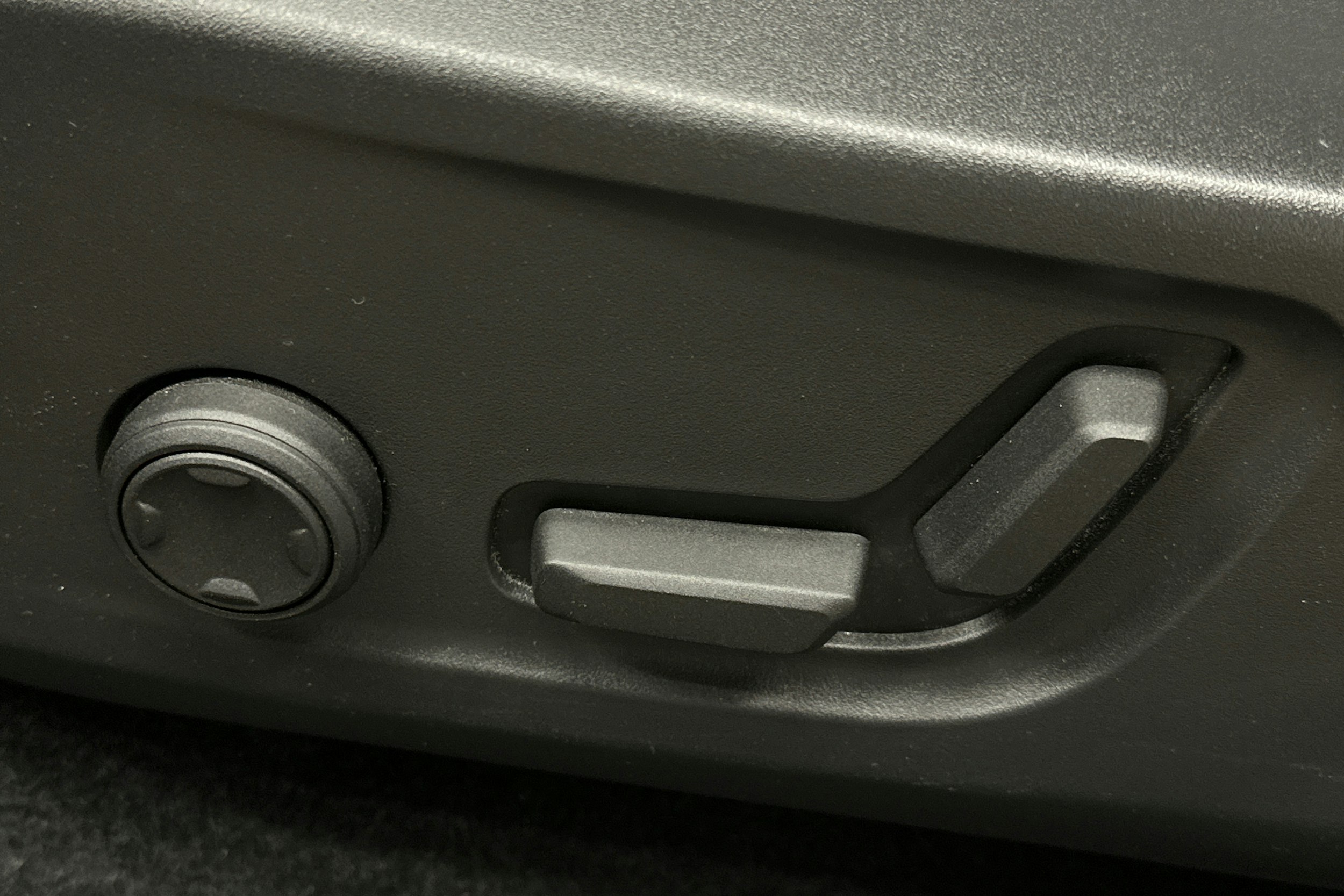 musta Volvo XC40 2023 kuva 17.