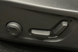 musta Volvo XC40 2023 kuva 17.