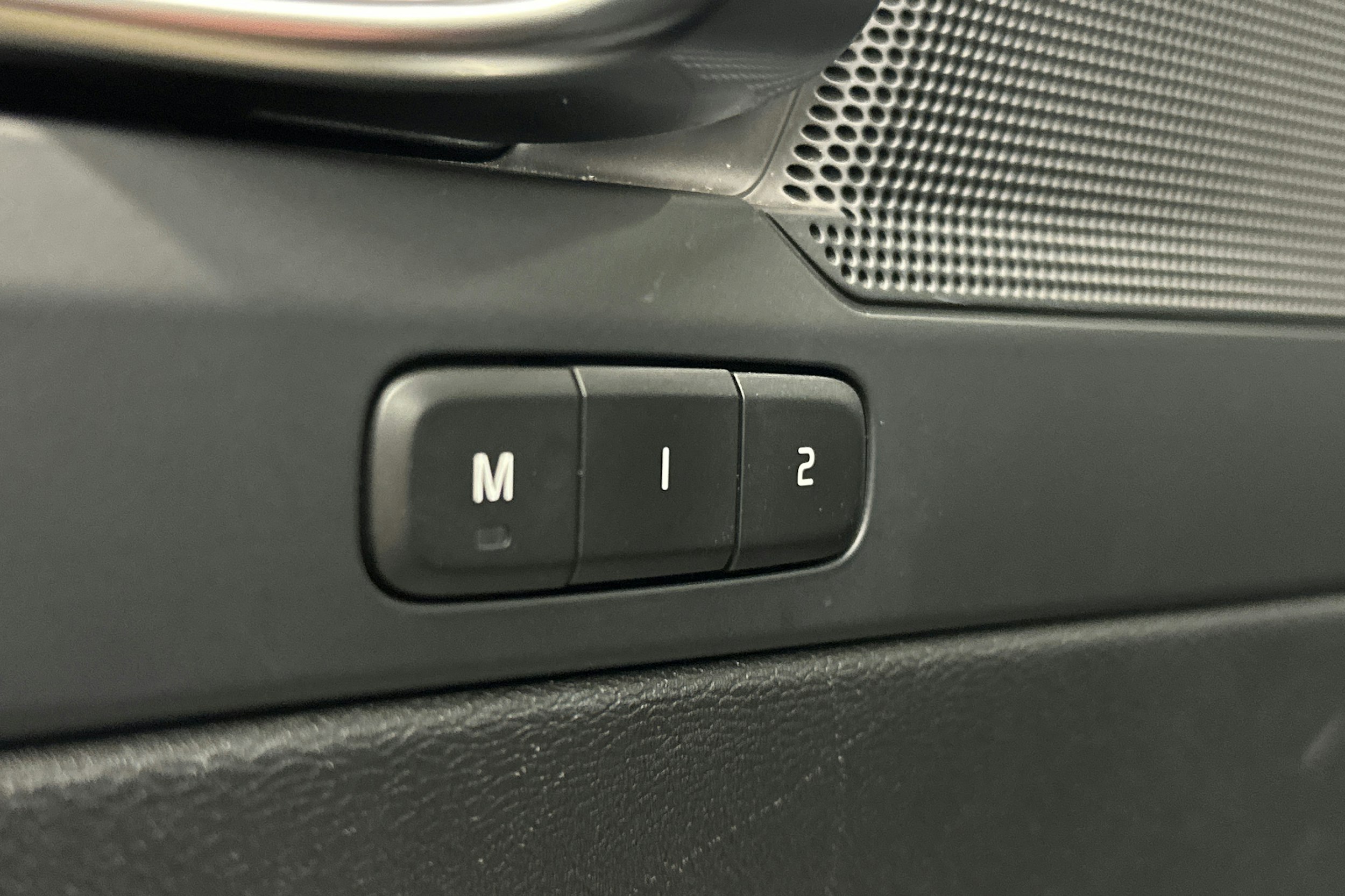 musta Volvo XC40 2023 kuva 18.