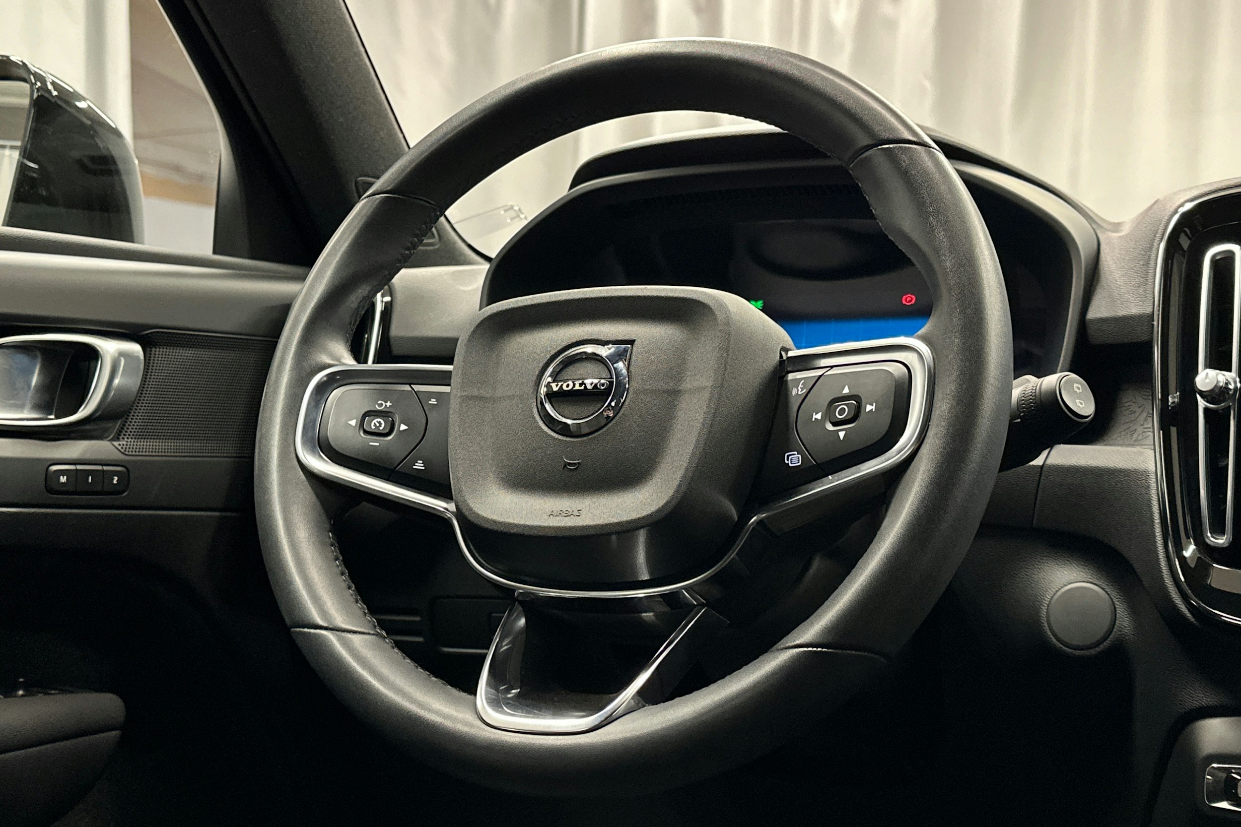 musta Volvo XC40 2023 kuva 19.