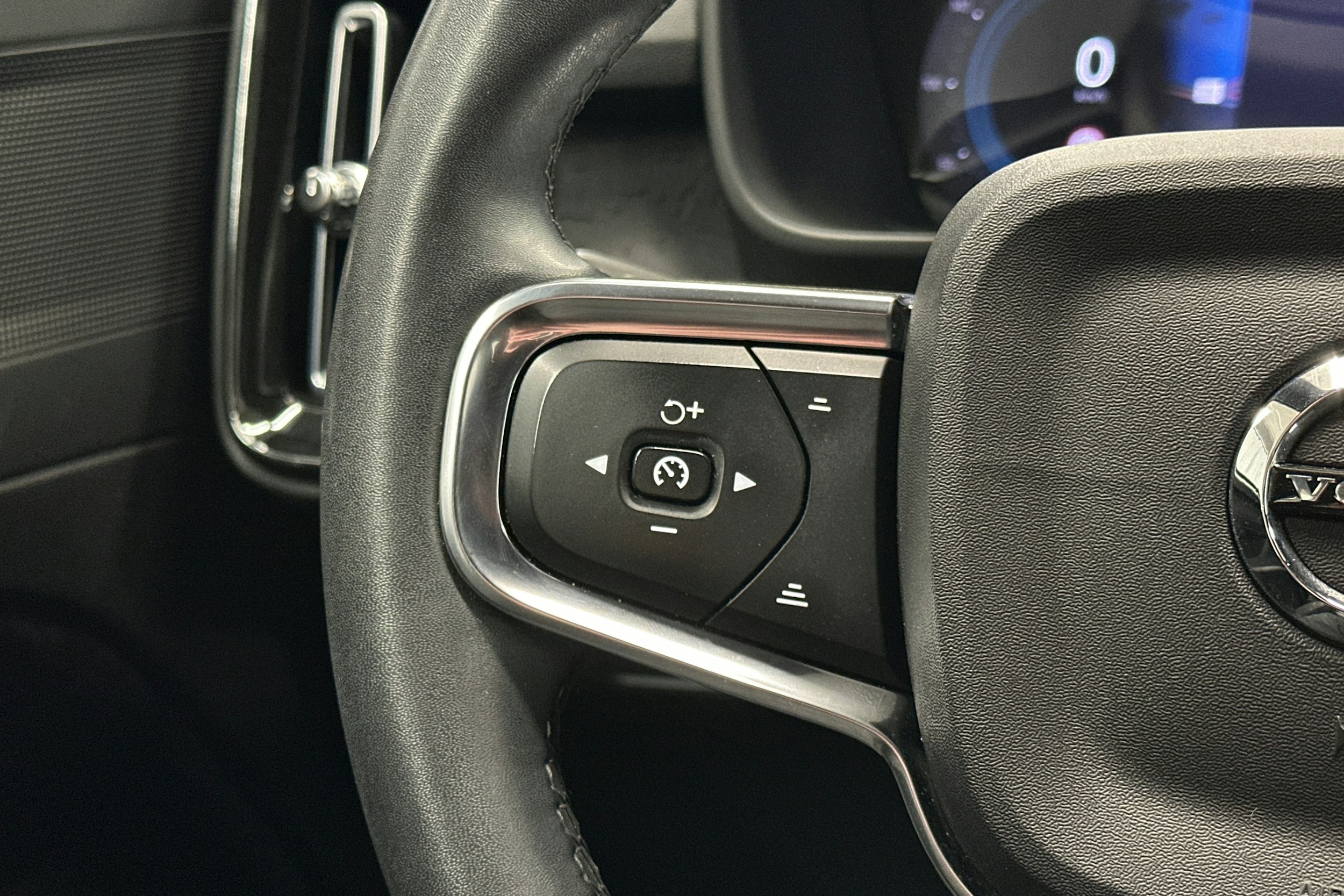 musta Volvo XC40 2023 kuva 20.