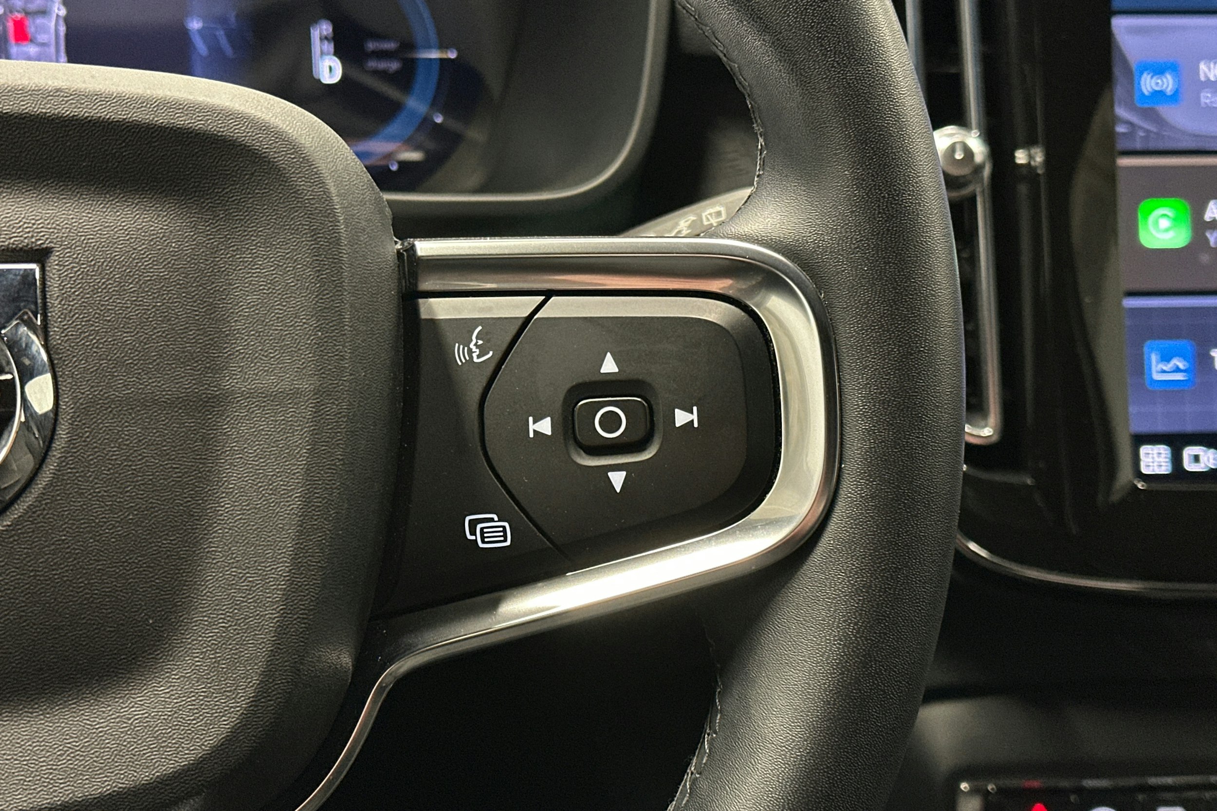 musta Volvo XC40 2023 kuva 21.