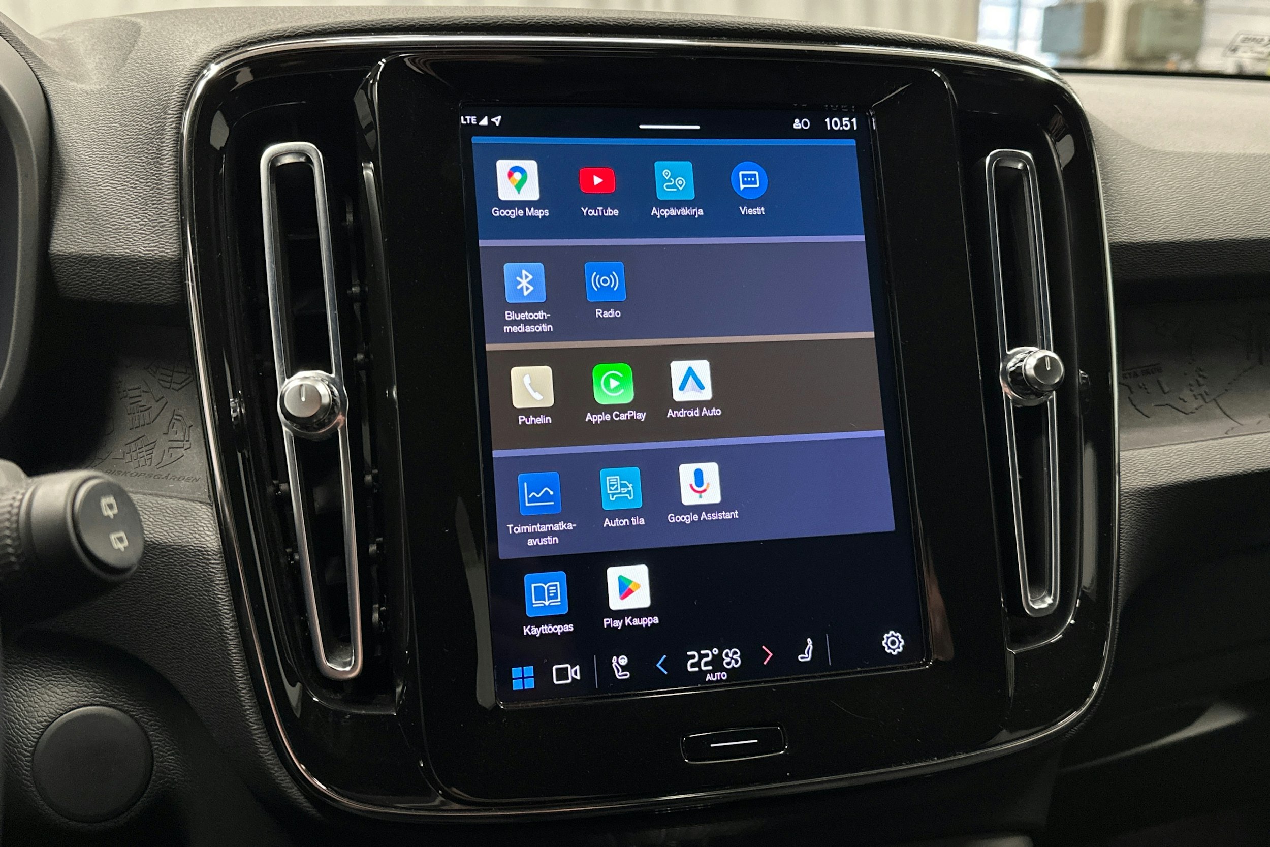 musta Volvo XC40 2023 kuva 23.