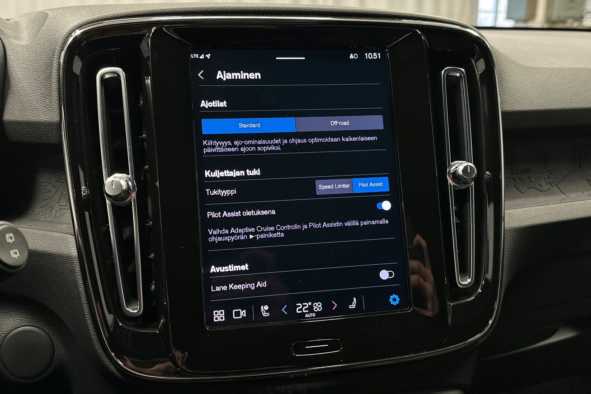 musta Volvo XC40 2023 kuva 25.