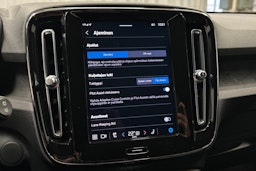 musta Volvo XC40 2023 kuva 25.