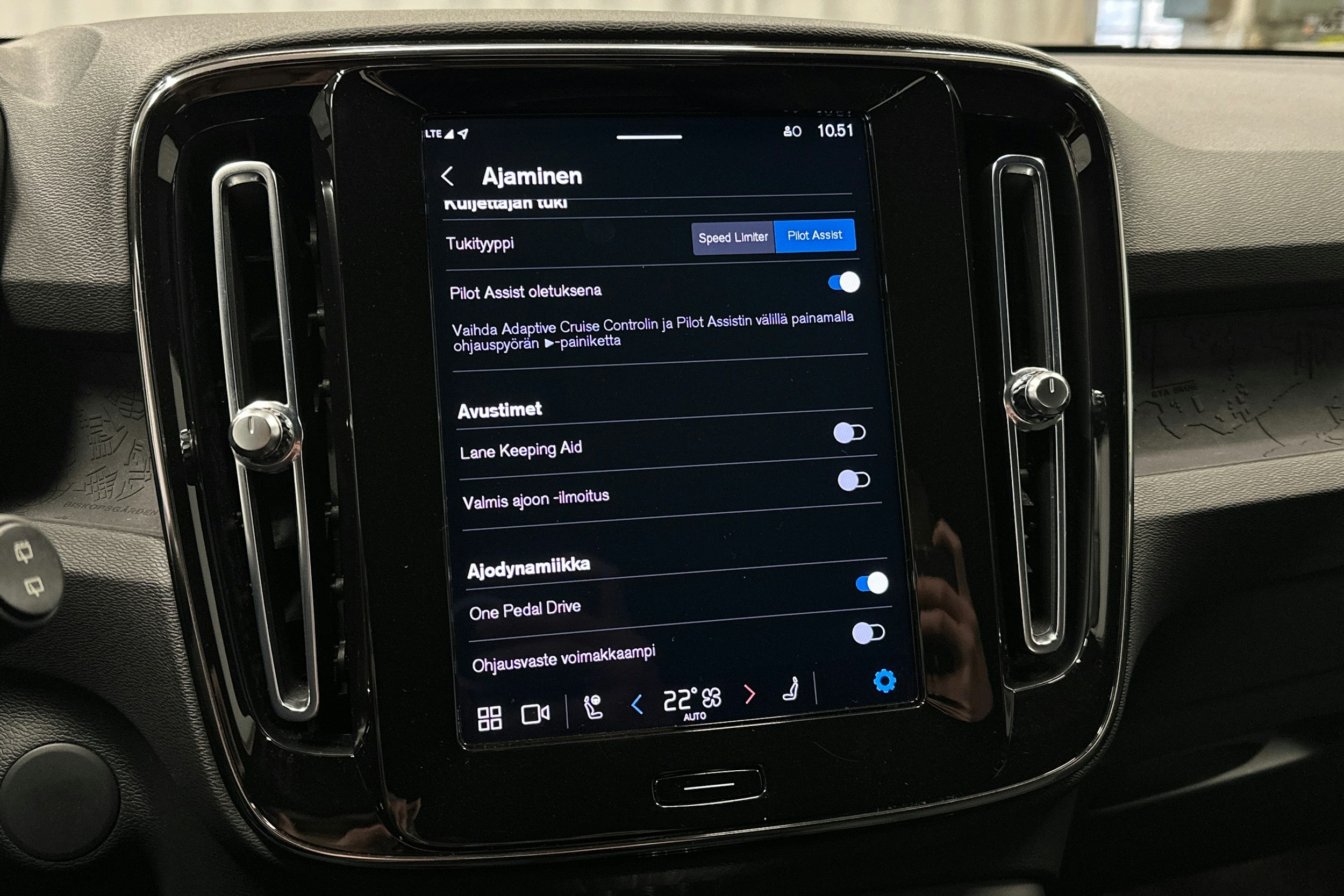 musta Volvo XC40 2023 kuva 26.