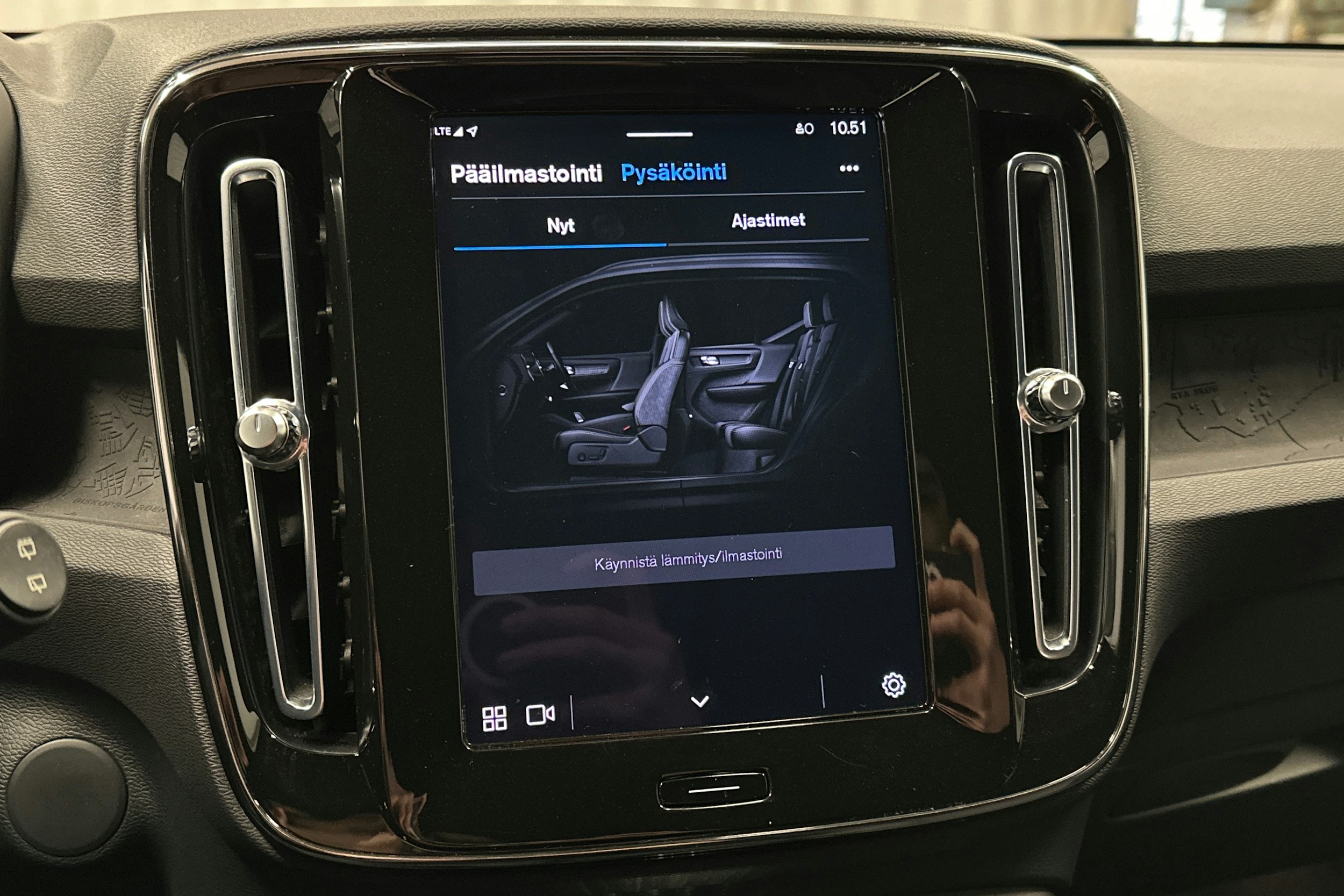 musta Volvo XC40 2023 kuva 27.