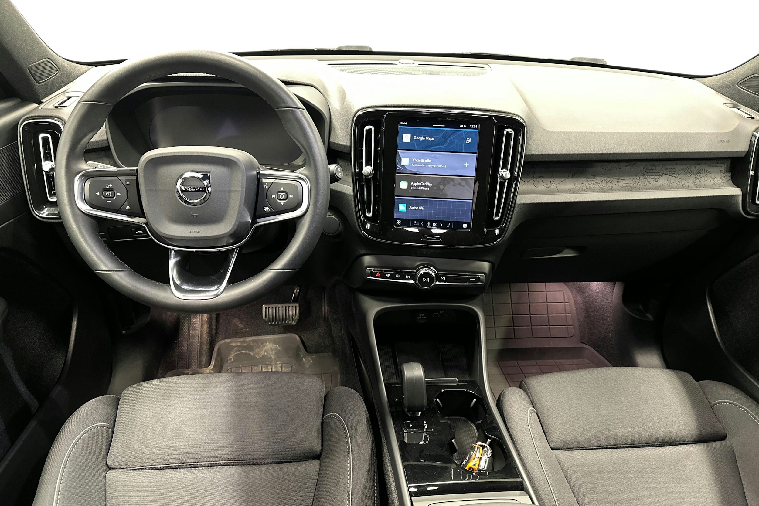 valkoinen Volvo XC40 2023 kuva 9.