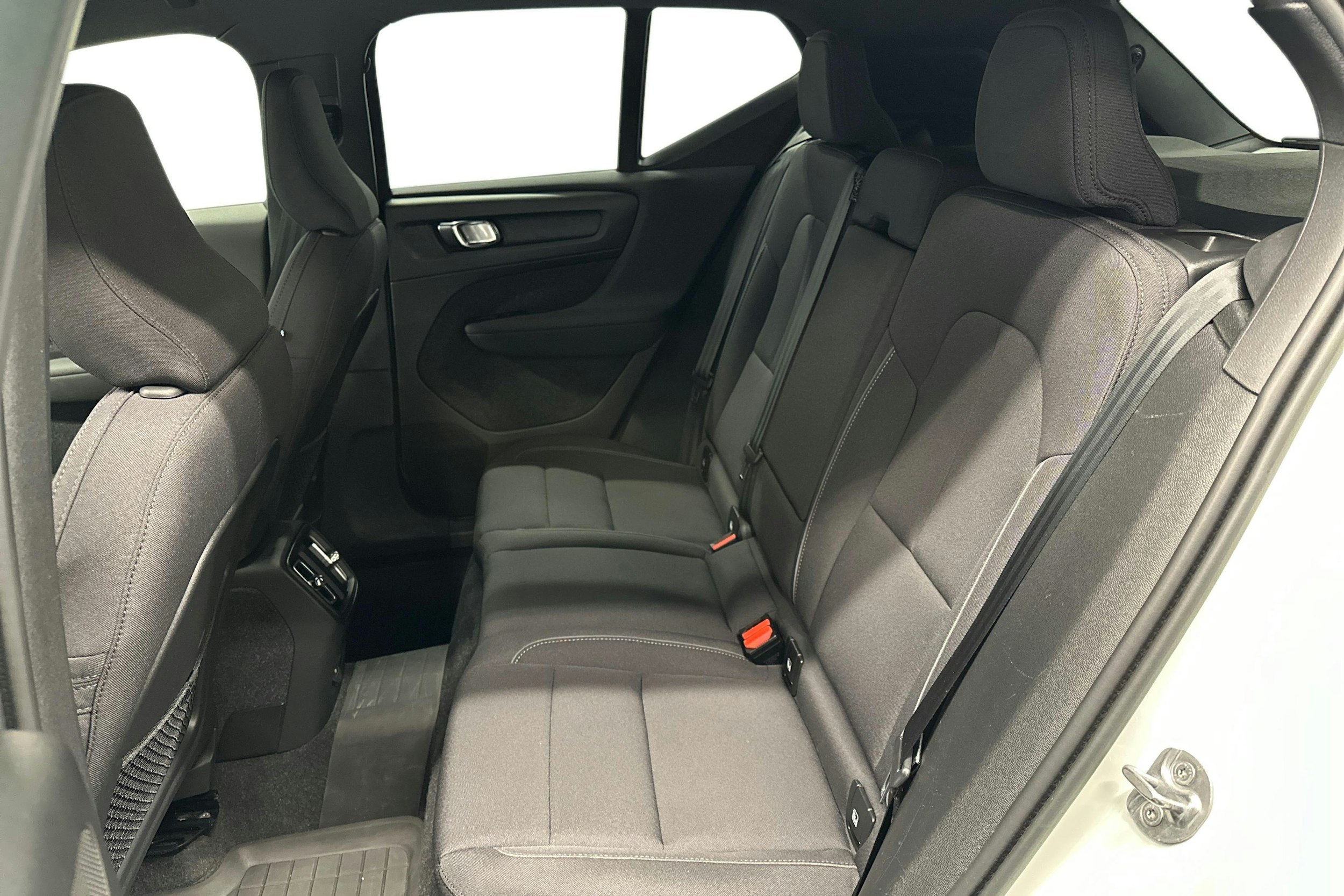 valkoinen Volvo XC40 2023 kuva 10.