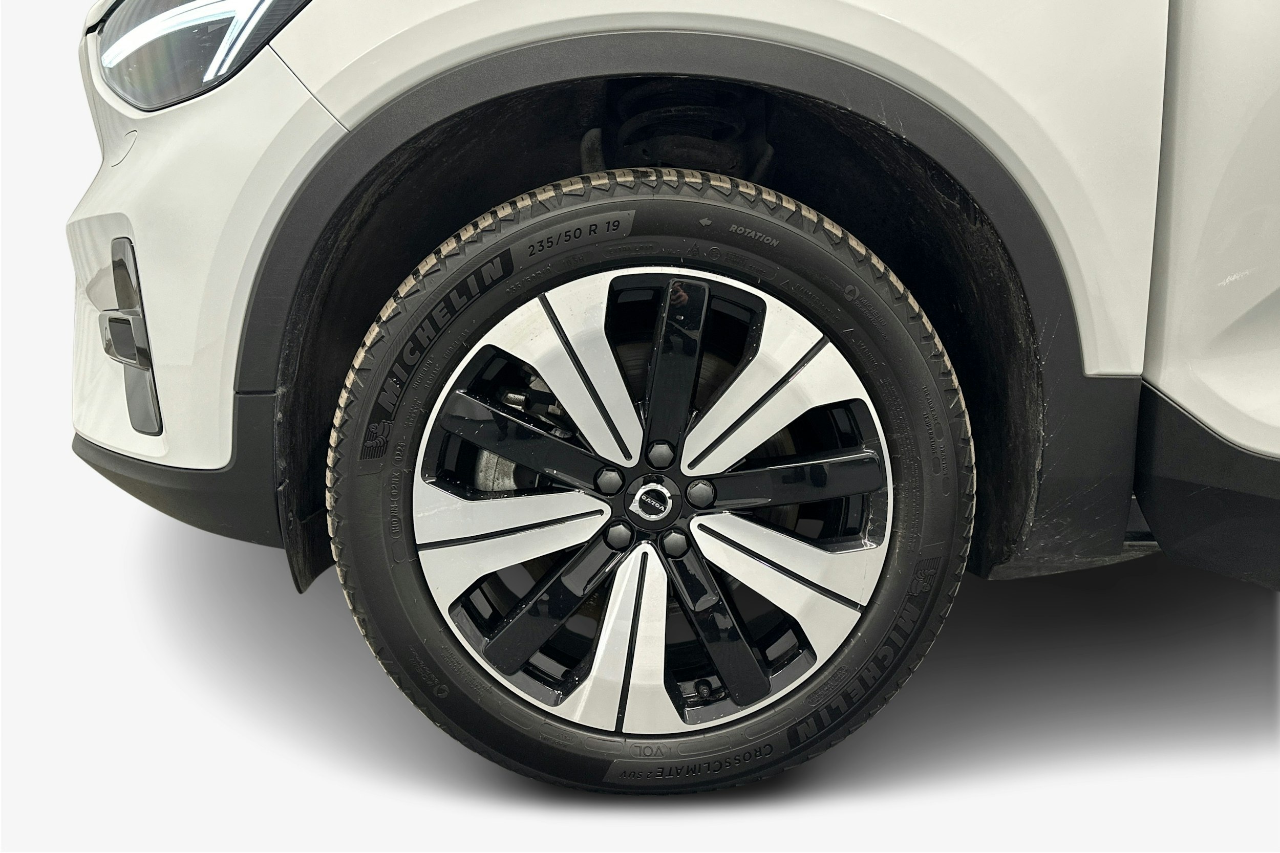 valkoinen Volvo XC40 2023 kuva 11.