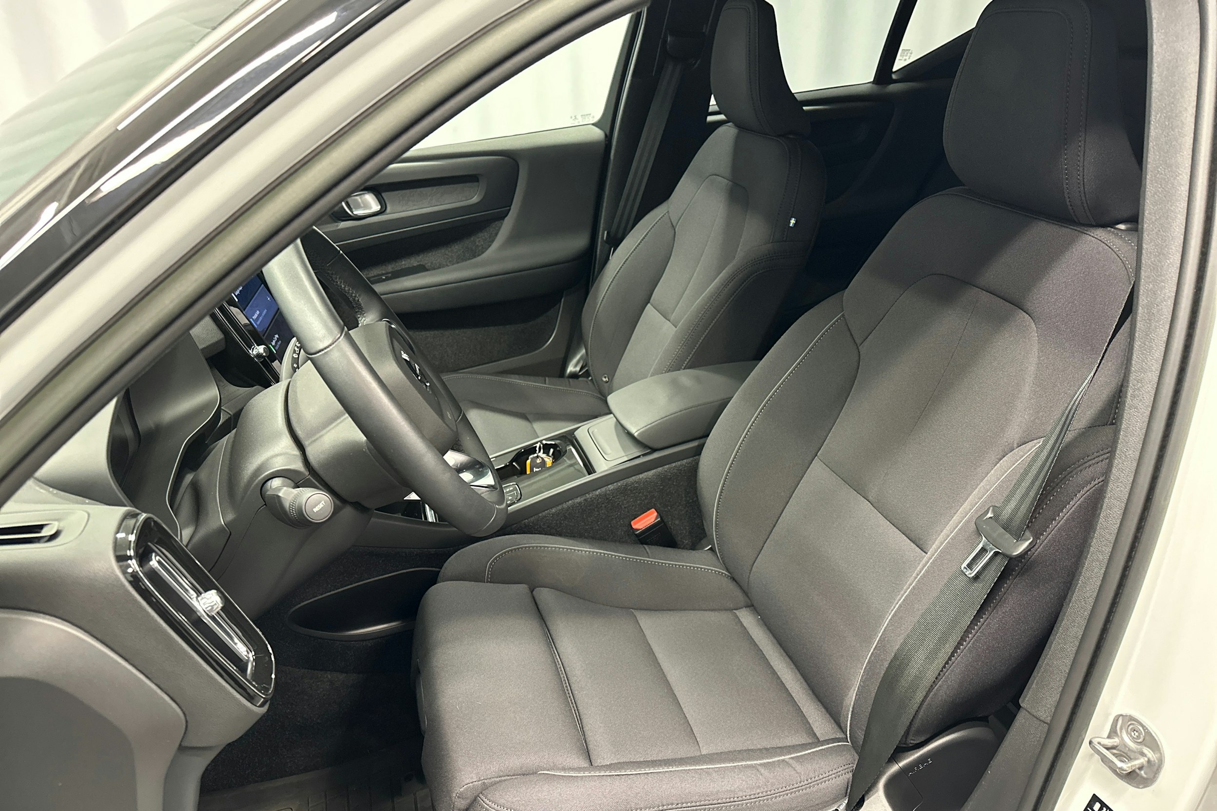 valkoinen Volvo XC40 2023 kuva 13.