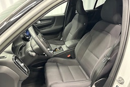 valkoinen Volvo XC40 2023 kuva 13.