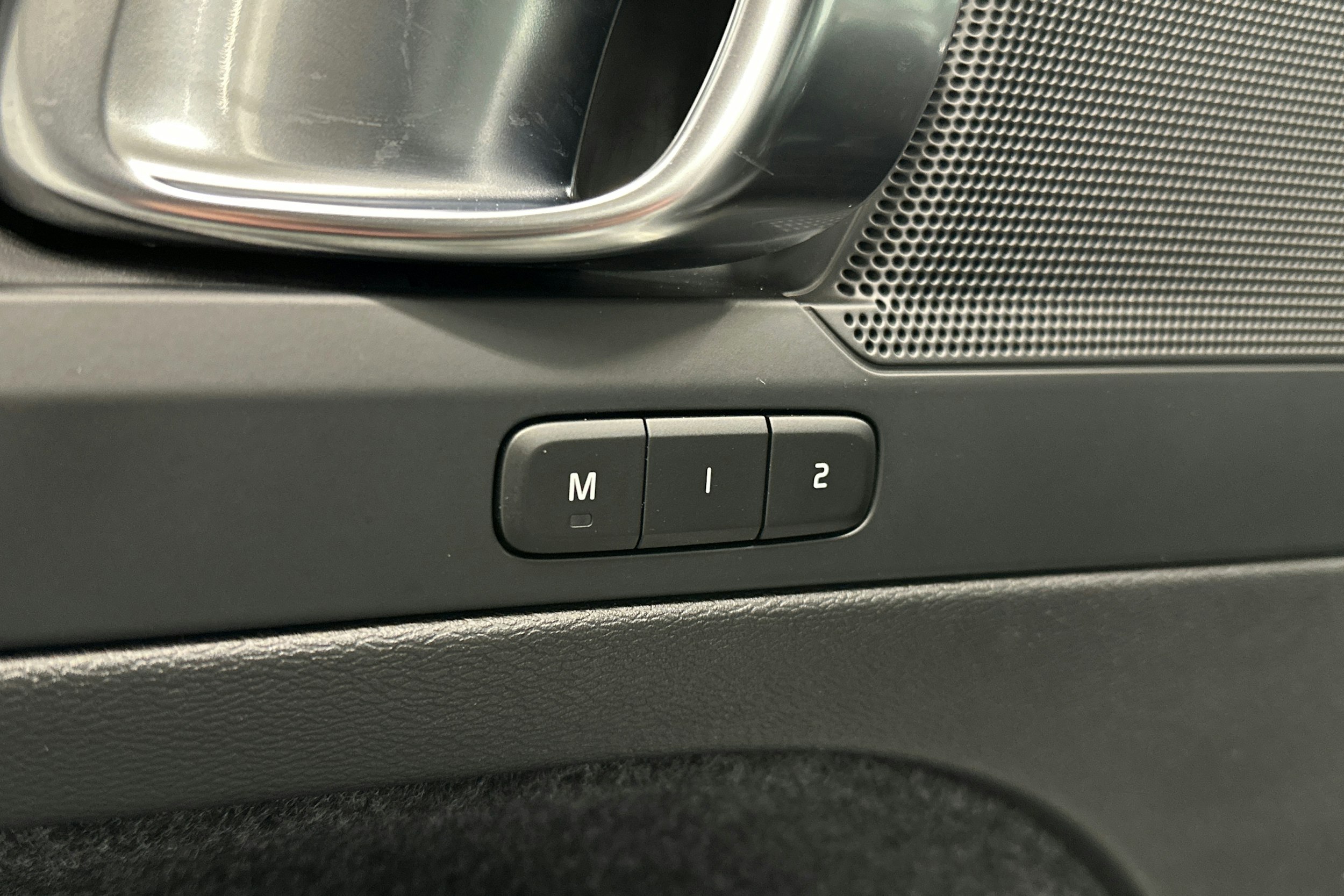 valkoinen Volvo XC40 2023 kuva 15.