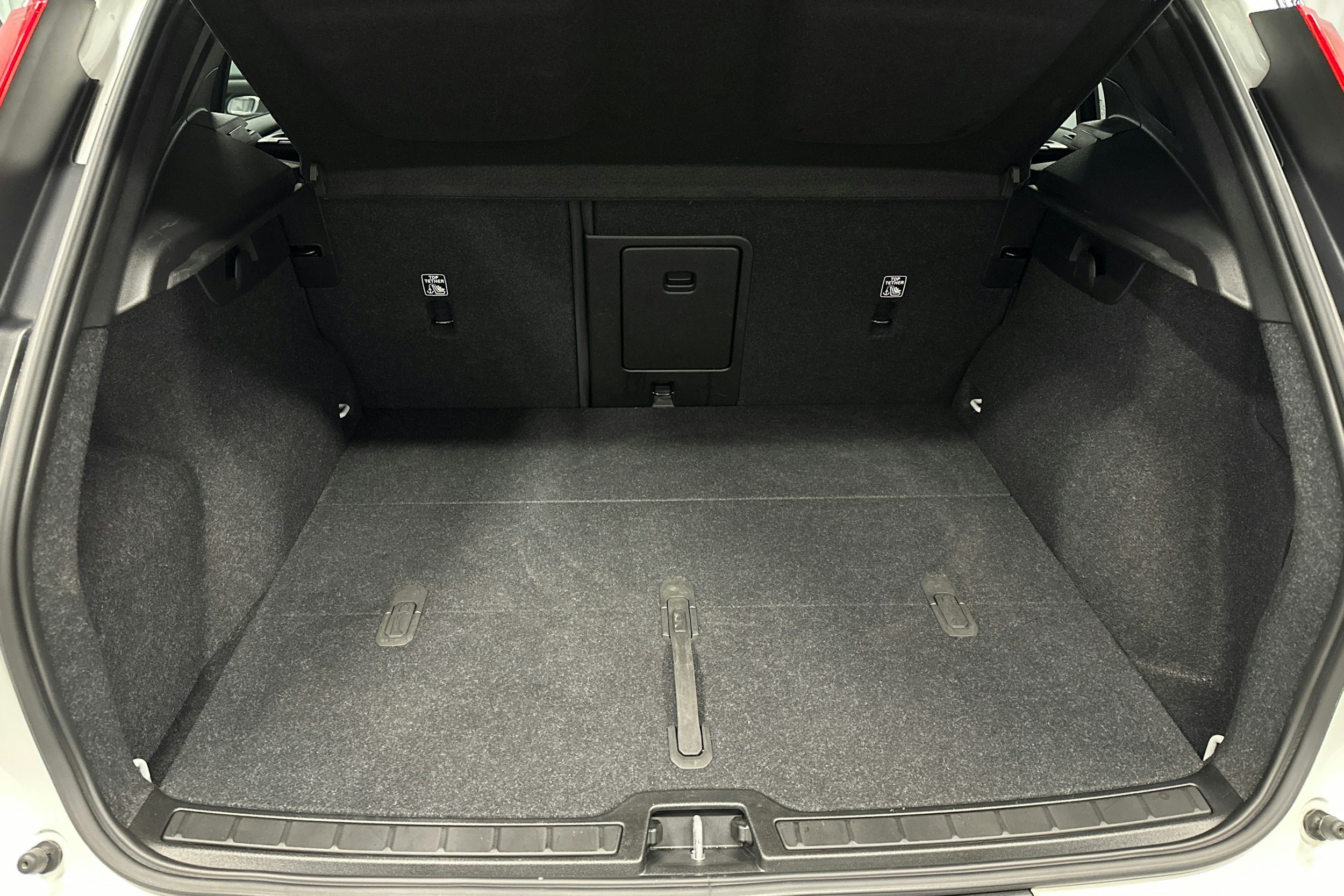 valkoinen Volvo XC40 2023 kuva 16.