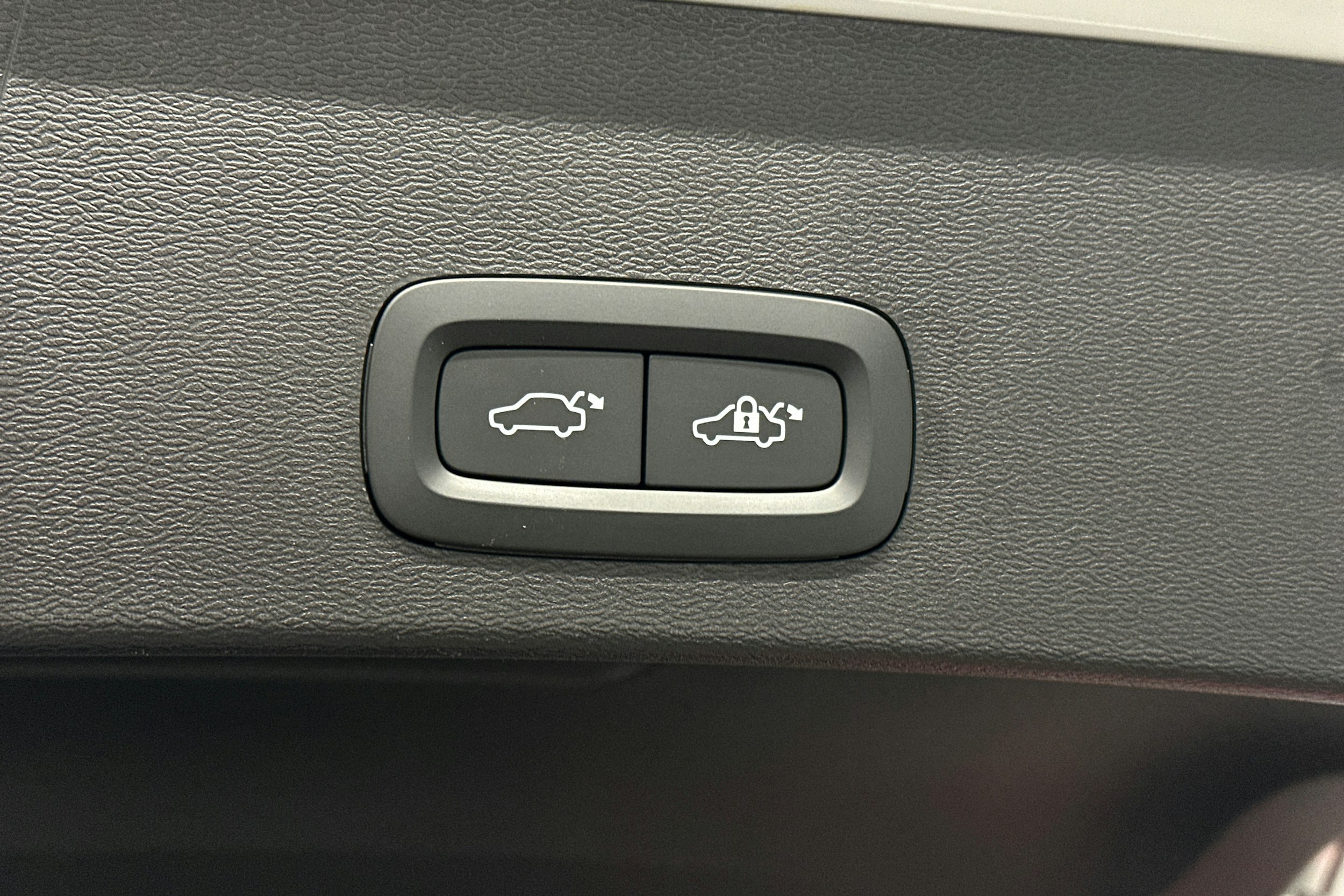 valkoinen Volvo XC40 2023 kuva 17.