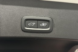 valkoinen Volvo XC40 2023 kuva 17.