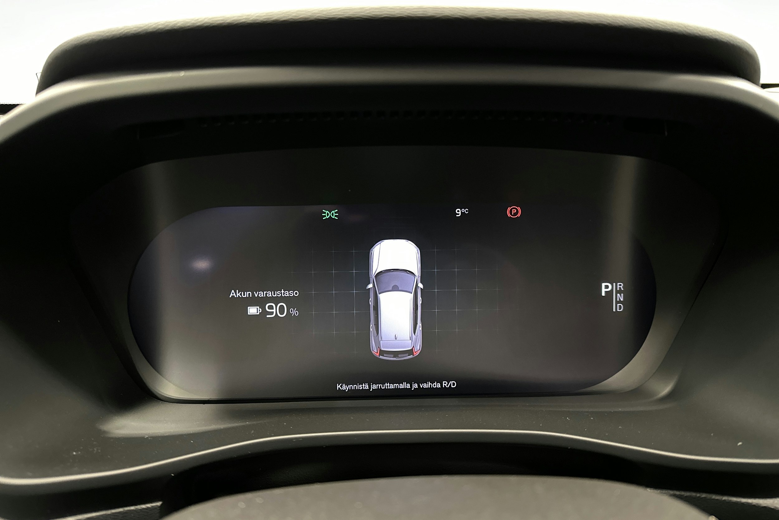 valkoinen Volvo XC40 2023 kuva 18.