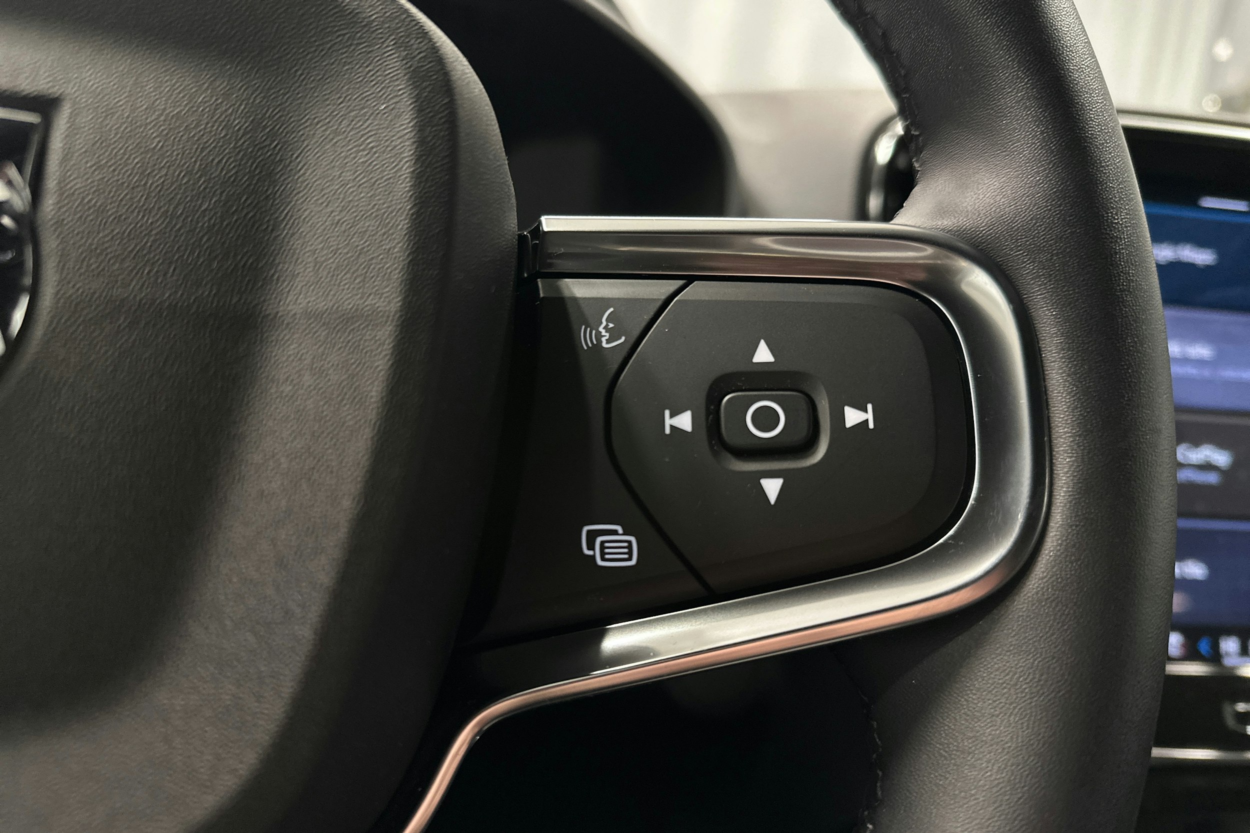 valkoinen Volvo XC40 2023 kuva 20.