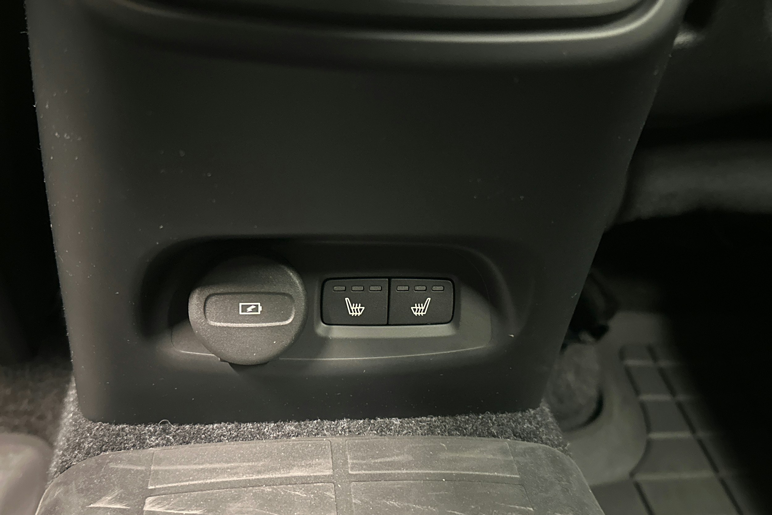 valkoinen Volvo XC40 2023 kuva 22.