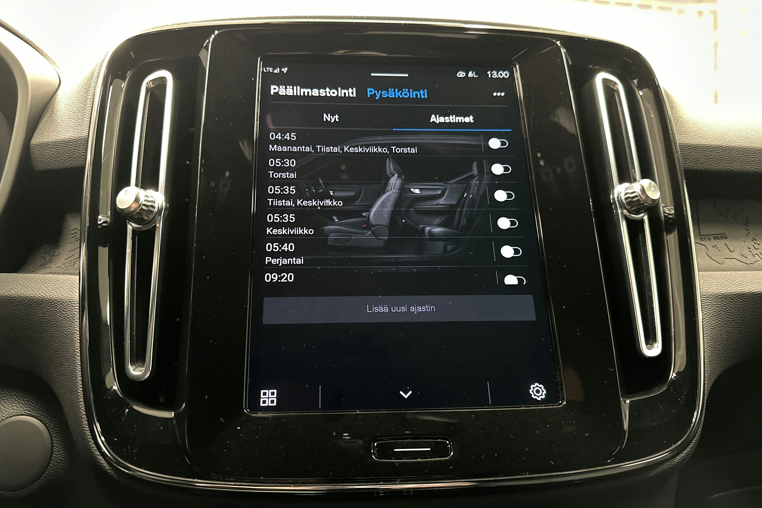 valkoinen Volvo XC40 2023 kuva 23.